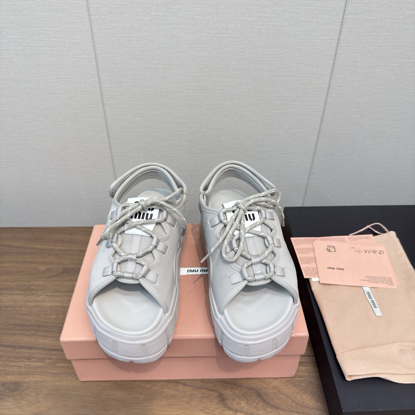 NO:417436,MiuMiu Miu Latest hits, thick sole, bleached, old, retro, small dirty shoes, casual, sneakers, board shoes, small white shoes, original purchase and development, making products, this bleached leather and suede sneakers are worn and worn to highlight the exquisite style. The perforated upper design is lighter, and the Miu Miu logo adds an iconic atmosphere to the whole. The delivery counter is exquisitely packaged. Fabric: Original custom wash cloth. Inner: Original custom sheepskin. Sole: Original open mold-proof rubber material. Sole: Women's 35-39, 40 customized, sandals, miumiu, sandals, sneakers, sheepskin, chamois leather19860909MiuMiu缪缪 最新爆款 厚底 漂白 做旧 复古 小脏鞋 休闲 运动鞋 板鞋 小白鞋 原版购入开发 做货 这款漂白皮革和麂皮运动鞋加以磨损效果,彰显精致格调.鞋面穿孔设计更加轻盈,Miu Miu徽标则为整体增添标志性气息 配送专柜精美包装 面料 : 原版定制水洗布 内里 : 原版定制羊皮 鞋底 : 原版开模防滑橡胶材质 底厚 5CM Size : 女款35-39,40订做,凉鞋,miumiu,sandals,sneakers,sheepskin,chamois leather,Women's Shoes