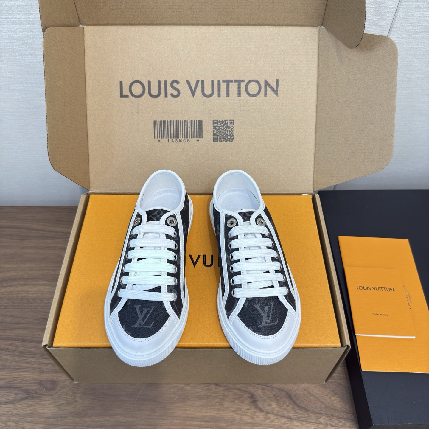 NO:405066,LV | Louis Vuitton 2025 Spring and Summer New Model Top Version The counter is the latest model, canvas shoes, hard products are new, versatile, daily casual, full of high-end feel!  A popular model from domestic and foreign bloggers, retro and fashionable, beautiful!  Official website main model★ ━━━━━ t ━━━━━━━━━━━━━━━━━━━━━━━━━━━━━━━━━━━━━━━━━━━━━━━━━━━━━─Original custom-made old-fashioned cowhide imported canvas, Neili Sheep Li imported canvas, Outsole TPU high-end sole Shoes: 35-41, 40.41 Custom made non-refundable,19860909LV | 路易威登 2025 春夏新款 顶级版本 专柜主打最新款 帆布鞋 硬货上新 百搭日常 休闲 高级感十足！国内外博主刷爆的一款,复古又时髦上脚美炸了！官网主推款★ ━━━━━ t ━━━━━ 鞋面原版订制老花牛皮进口帆布 内里羊里进口帆布 大底tpu高端大底 鞋码: 35-41,40.41订做不退,休闲鞋/运动鞋,louis vuitton,louis vuitton,sneakers,cowhide,Women's Shoes