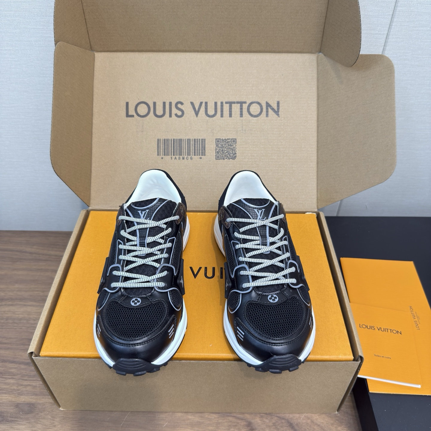 NO:405023,Top version of couples LV Louis Vuitton L Home Donkey Brand Latest Olympia Series Couple models Silver Horn King Casual Sports Shoes Running Shoes This model LV Olympia sneakers combine mesh fabrics with metal texture synthetic leather and other technological fabrics, reinterpreting the classic running shoe design with a neat and simple design. Light EVA outsole makes for a comfortable and flexible wearing experience. Monogram embossed and LV letters and other rich details establish recognition. Delivery counter exquisite packaging Fabric: original imported technology fabric + mesh surface Inner original customized breathable mesh Sole original open mold rubber foam material Sole thickness 5.5CM Size: women's 35-41 / men's 39-45, casual shoes/sports shoes, louis vuitton, louis vuitton, louis  vuitton, alexander wang,louis vuitton,sneakers19860909顶级版本情侣款 LV 路易威登L家 驴牌 最新Olympia系列 情侣款 银角大王 休闲 运动鞋 跑鞋 本款 LV Olympia 运动鞋融合网格面料与金属质感合成皮革等科技面料,以利落简约设计重绎经典跑鞋设计.轻盈 EVA 外底成就舒弹穿着体验.Monogram 压纹与 LV 字母等丰富细节树立辨识度 配送专柜精美包装 面料:原版进口科技面料+网面 内里原版定制透气网里 鞋底原版开模橡胶发泡材质 底厚5.5CM Size:女款35-41 / 男款39-45,休闲鞋/运动鞋,louis vuitton,louis vuitton,louis vuitton,alexander wang,louis vuitton,sneakers,Women's Shoes