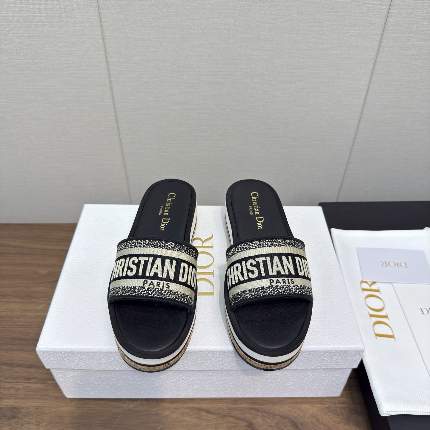 NO:405061,Dior—25s latest model thick-soled slippers~~ Original purchase and development customization, combining simple and comfortable with fashion, two styles of genuine leather and knitted rust, Dior steel stamp logo highlights the personality style... Original custom fabrics are customized into beef face/rust knitted surface, soft sheepskin lining imported inside, original sole open mold-proof sole, leather bag midsole, heel height 3.5cm waterproof platform 35-40, 40.41. No return, slippers sandals, dior, sandals, slippers, sheepskin19860909Dior——25s 最新款 厚底拖鞋~~ 原版购入开发定制,简单舒适与时尚相结合,真皮与针织电锈两种风格搭配,Dior钢印标志彰显个性风格…… 面料原版定制进牛面/电锈针织面 内里进口柔软羊皮里 鞋底原版开模防大底,真皮包中底 跟高3.5cm防水台 35—40,40.41.不退,拖鞋凉鞋,dior,sandals,slippers,sheepskin,Women's Shoes