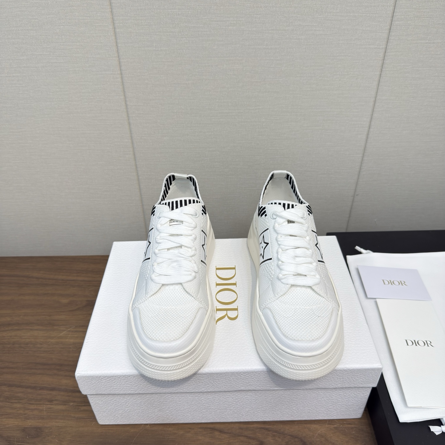 NO:405056,[Top Quality] Original IP lightweight outsole men's Dior 25fw new arrival~ D home 2025 spring and summer new casual sneakers dior Dior's thick-soled sneakers are really love it~ The rhythm of the legs is instantly changed to the length of the legs - matched all year round!  The upper has a strong sense of line, full of youthful and fashionable visual sense. Material original silk cowhide sheepskin, outsole original open mold IP lightweight outsole (non-market rubber sole) size women 35-41, men 39-45/ customized women 41. men 45, casual shoes/sports shoes, dior, dior, dior, sneakers, cowhide, sheepskin19860909【顶级品质】原版IP轻型大底男款 Dior 25fw new arrival～ D家2025春夏新款休闲运动鞋 dior 迪奥这款厚底运动鞋 真的是太爱了～ 上脚秒变长腿的节奏 －年四季都搭配！ 鞋面线条感很强,青春时髦的视觉感满满的 材料原版丝绸牛皮 羊皮里 大底原版开模IP轻型大底（非市场橡胶底） size女35-41,男39-45/ 定制女41.男45,休闲鞋/运动鞋,dior,dior,dior,sneakers,cowhide,sheepskin,Women's Shoes