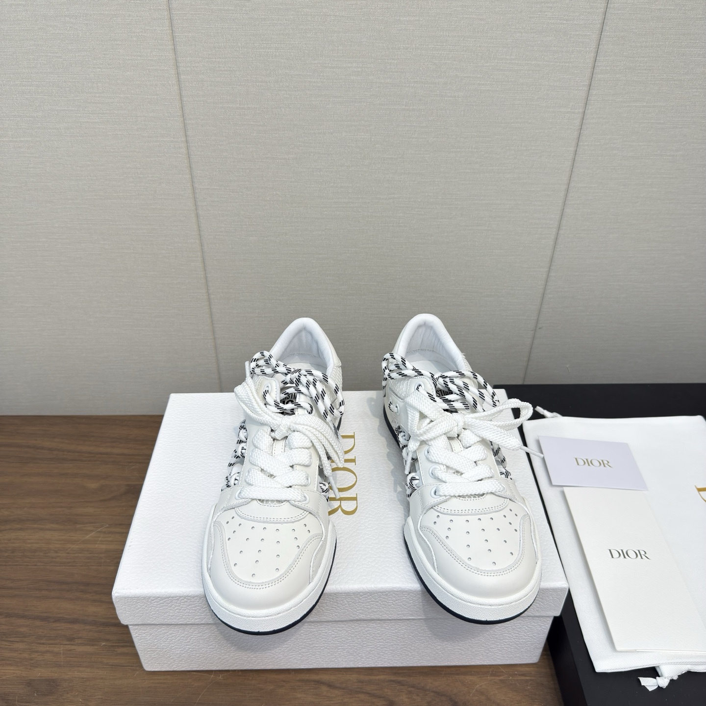 NO:405050,Dior's latest First series hollow high-top casual sneakers top high-end version original purchase and development made this Dior First high-top sneakers are a new product in the spring and summer 2025 ready-to-wear series, reinterpreting the classic logo of sportswear from the high-order perspective of Dior. White cowhide with white mesh fabric, side hollow decoration with two-color lace details, complementing the pair of laces on the front. The two-color tongue decorated with the Christian Dior Paris logo and rubber sole can be matched with various casual styles of this season to add a classic style. Fabric: Original custom imported cowhide Inner: Original imported soft sheepskin lining Outsole: Original open mold TPU material Sole thickness: 2.5CM Size:  Women's size 35-41 (40.41 custom non-return and exchange, casual shoes/sports shoes, dior, dior, sneakers, cowhide, sheepskin19860909Dior迪奥 最新 First 系列 镂空 高帮休闲 运动鞋 顶级高版本 原版购入开发 做货 这款 Dior First 高帮运动鞋是二零二五春夏成衣系列新品,以 Dior 的高订视角重新诠释运动服饰经典标识.白色牛皮革搭配白色网眼织物,侧面镂空装饰搭配双色鞋带细节,与正面的双鞋带相得益彰.饰以 Christian Dior Paris 标志的双色鞋舌搭配橡胶鞋底,可与本季的各式休闲造型搭配,增添经典格调 面料: 原版定制进口牛皮 内里: 原版进口柔软羊皮里 大底: 原版开模TPU材质 底厚: 2.5CM Size: 女码35-41（40.41定制不退换,休闲鞋/运动鞋,dior,dior,sneakers,cowhide,sheepskin,Women's Shoes