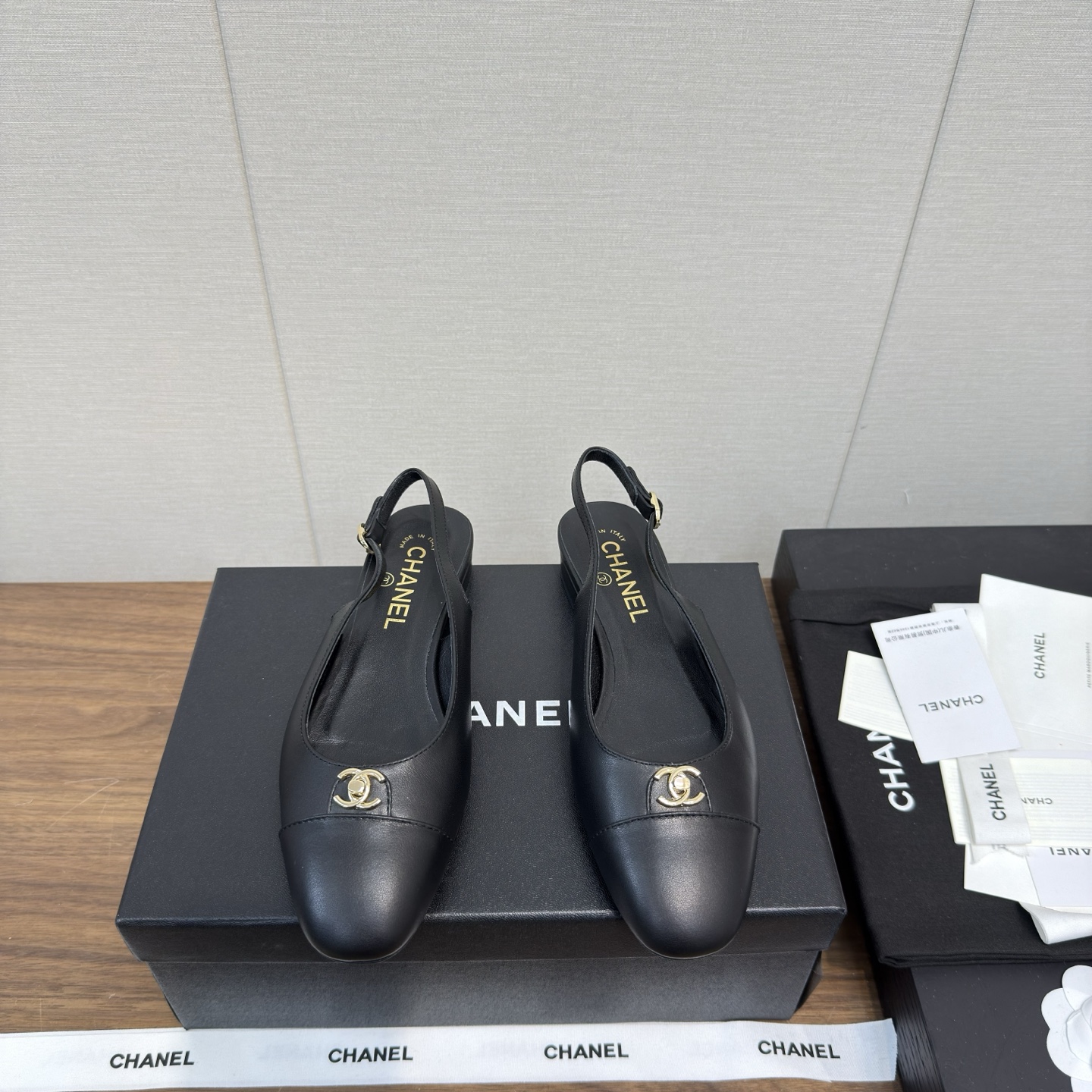 NO:405051,Chanel Chanel 25s new model Mary Zhen Sandal Series - High-version The counter is simply snatched up, and the photos are popular on major social platforms. This episode of the catwalk is definitely too handsome, and it is definitely the hottest style of this season. The counter fairies are really too sensible. They don’t stick to their feet and will not scratch their feet. The texture is very soft and comfortable. Classic flower combination, super versatile. Fabric: Yangjing velvet. Inner: Environmentally friendly imported sheepskin inner lining. Outsole: genuine leather outsole. Heel height: flat sole. 2.5cm. Size 35-41 (customized for 40.41). Sandals, chanel, chanel, sandals, mary jane, sheepskin, sheep, Leather soles.19860909香奈儿Chanel 25 s 新款 玛丽珍 凉鞋系列—— 高版本 专柜简直疯抢了,各大社交平台热门晒图,这期的走秀款绝对太帅了,绝对是这一季最热门的款式,专柜仙女们真的太识货了,不卡脚也不会磨脚,质感上脚是非常柔软舒服的.经典的花朵搭配,超级百搭 面料:羊京绒 内里:环保进口羊皮内里 大底:真皮大底 跟高:平底2.5cm 码数35-41（ 40.41定做）,凉鞋,chanel,chanel,sandals,mary jane,sheepskin,sheep,Leather soles,Women's Shoes