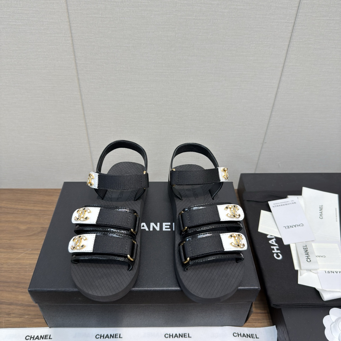 NO:405046,Chanel 25s Xiaoxiang spring and summer catwalk style Lightweight sandals Exclusive custom chain decoration Unique small fragrance style Light luxury fashionable Accurate to 11 Light luxury without tiring your feet, you can match spring and summer clothing at will, more texture and taste, simple and luxurious appearance, even if it is just a sandal, it is definitely a must-have item for summer shoe cabinets. Upper imported cowhide silk cloth, inner imported sheepskin inner, large sole original molded foam sole, heel high thick sole 4cm size 35-40 (40.41. Custom made no return or exchange), sandals, chanel, sandals, cowhide, sheepskin, real silk19860909Chanel 25s 小香春夏走秀款 轻盈 凉鞋 独家定制链条装饰 独特小香风格 轻奢时髦 精确到11 轻奢而不累脚、上脚可随意搭配春夏的服饰、更加彰显质感和品味、简约中带奢华的外观、哪怕只是一款凉鞋 绝对是要在夏日鞋柜必备双单品 鞋面牛皮进口真丝布 内里进口羊皮内里 大底原版开模发泡底 跟高厚底4cm 码数35-40（40.41.订做不退换）,凉鞋,chanel,sandals,cowhide,sheepskin,real silk,Women's Shoes