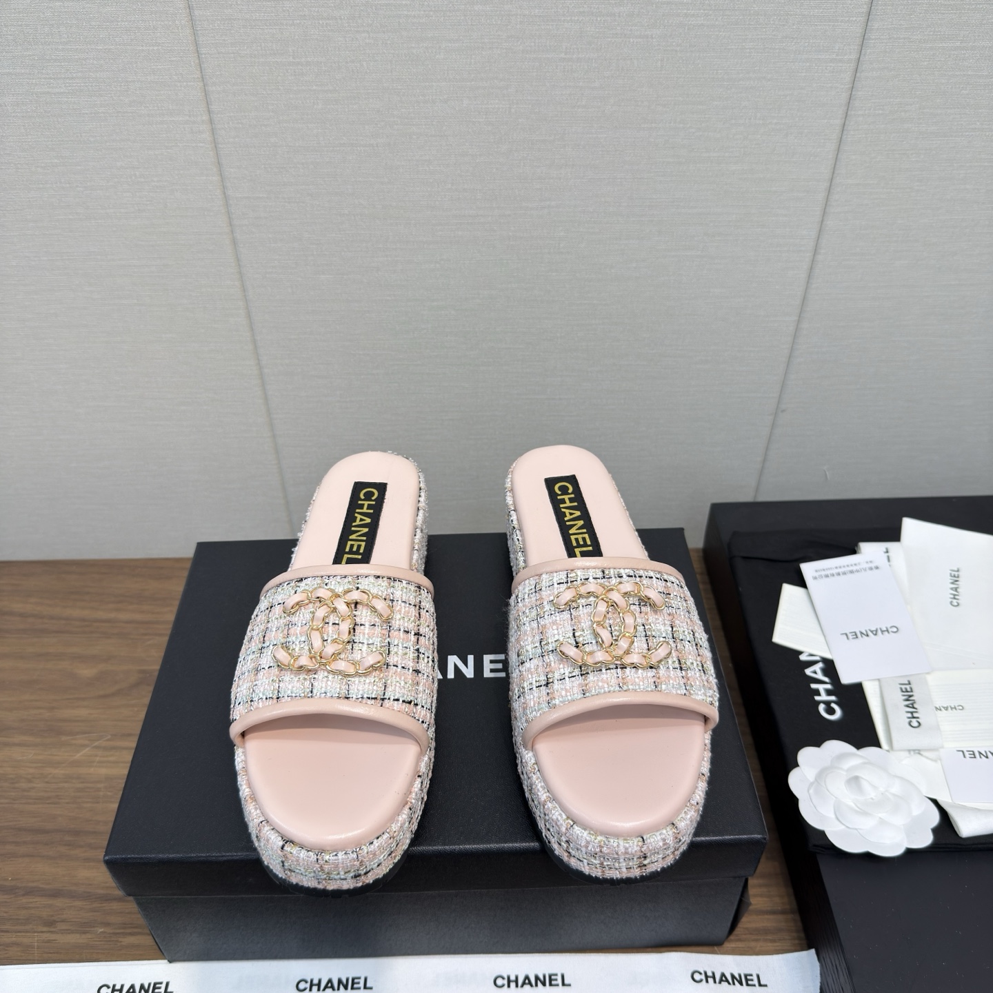 NO:405080,Chanel 25s latest thick-soled slippers sandals ins & Xiaohongshu has many internet celebrities!  Super sexy on your feet!  It's really beautiful!  The high-end dress is fairy and simple, fashionable and designed. They are all very easy to wear and practical and textured. Dangdao is simply a magical tool for matching clothes. Wearing it makes you look fashionable and fashionable. It is a highlight of the matching. It is versatile and suitable for any occasion and everyone has a must-have pair!  Heel thickness is about 4.5cm, size number is 35-40, 40.41 customized, slippers, chanel, sandals, slippers19860909Chanel 25s 最新 厚底 拖鞋凉鞋 ins&小红书巨多网红上身！上脚超性感！真的太美了！高级穿着又仙女简约时髦又有设计感 而且都非常非常好穿实用又有质感, 当道简直是搭配衣服的神器 穿上让你集时髦洋气于一身 是搭配中的一个亮点 百搭适用任何场合、人手必备一双！ 跟厚约4.5cm 码数35-40,40.41定制,拖鞋,chanel,sandals,slippers,Women's Shoes