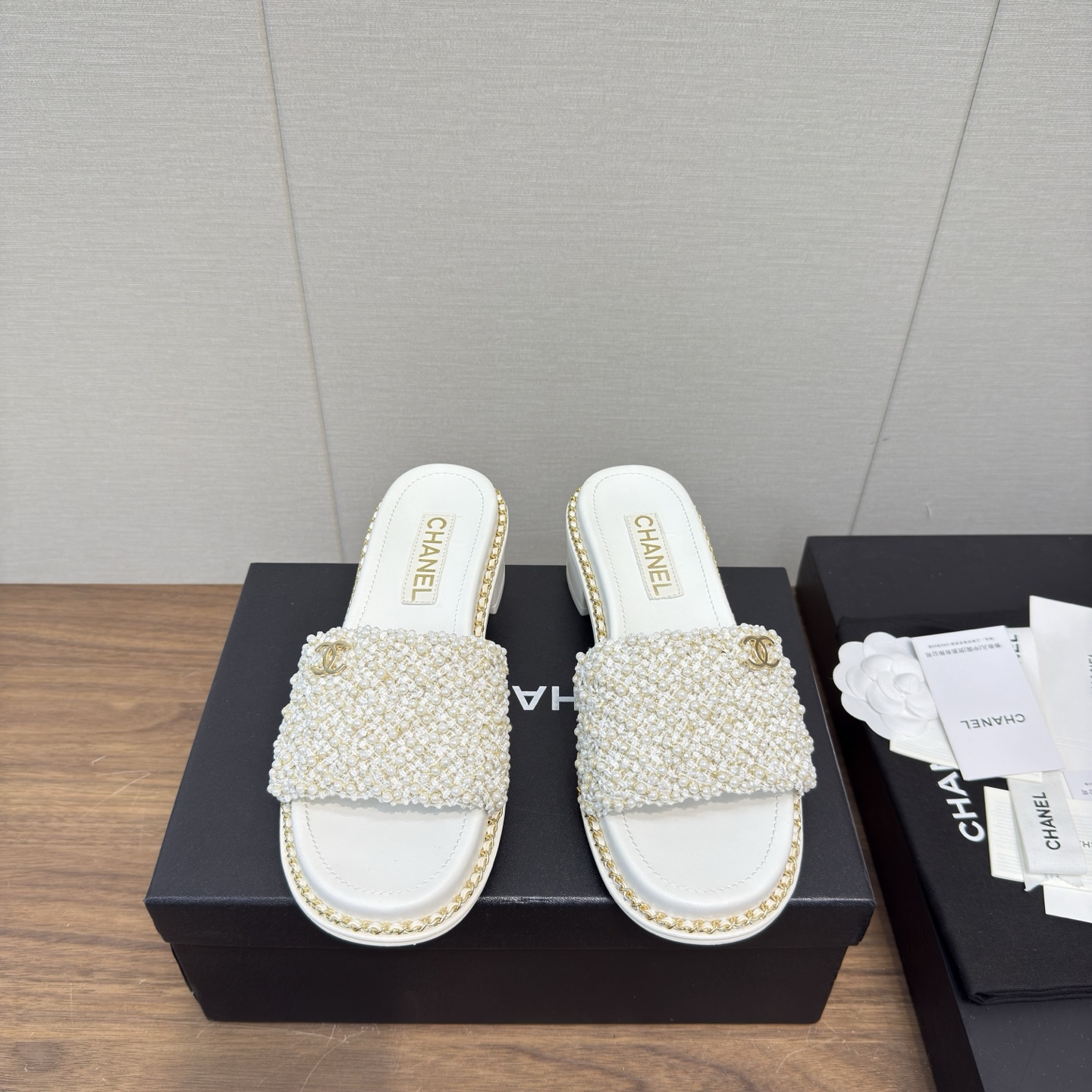 NO:405086,CHANEL 25p small fragrant spring and summer thick heels slippers sandals. Daily wear, must-have small thick heel slippers when going out. Sandals series. The new and fashionable version of Xiang Grandma's home. Electric embroidered diamond lattice. Small thick heels exuding lasting charm. Original development supports the market to compare any comparison of the so-called smooth and natural lines to restore the original appearance. Many celebrities recommend it. One of the must-have items in the spring. It is super comfortable to wear, and the real fragrance series... 1 fabric: original special pearl mesh 2 inner, imported idle lambskin, super soft and delicate 3 soles, imported Italian original leather outsole, heel height 5.5, 4 sizes 35-39 (40.41 customization), slippers, chanel, sandals, slippers, sheepskin, Leather soles19860909CHANEL 25p小香春夏粗跟 拖鞋凉鞋  日常小穿搭,出门必备小粗跟拖鞋 凉拖鞋系列 香奶奶家新款时尚最新版面 电绣菱格 小粗跟散发持久魅力的小鞋～原版开发支持市场任意对比所谓线条流畅自然 做到恢复原版模样 众多明星纷纷推荐 开春必火单品之一.上脚超级的舒适哦,真香系列…  1面料: 原版特殊珍珠网纱 2内里 进口意制小羊皮 超级柔软细腻 3大底 进口意大利原版真皮大底 跟高5.5 4码数 35一39(40.41定制),拖鞋,chanel,sandals,slippers,sheepskin,Leather soles,Women's Shoes