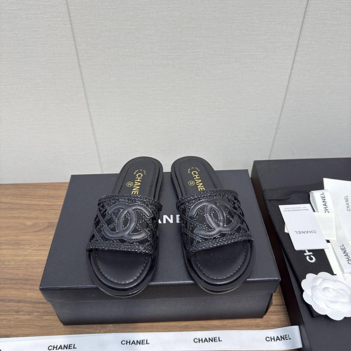 NO:405092,CHANEL 25p spring and summer lazy slippers woven uppers Simple daily wear, must-have small thick heel slippers when going out Sandals series Xiang Grandma's new fashion latest version Electric embroidery diamond matte small thick heels exuding lasting charm~Original development supports the market any comparison of the so-called smooth and natural lines to restore the original appearance. Many celebrities recommend it. One of the must-have items in the spring. It is super comfortable to wear, and the fragrance series... 1 fabric: imported cowhide electric embroidery 2 inside. Imported idiomatic lambskin super soft and delicate 3 soles imported from Italy original leather outsole heel height 5.5 4 sizes 35-39 (40.41 customization), slippers, chanel, slippers, cowhide, sheepskin, Leather soles19860909CHANEL 25p春夏懒人 拖鞋 编织鞋面 简单日常小穿搭,出门必备小粗跟拖鞋 凉拖鞋系列 香奶奶家新款时尚最新版面 电绣菱格 小粗跟散发持久魅力的小鞋～原版开发支持市场任意对比所谓线条流畅自然 做到恢复原版模样 众多明星纷纷推荐 开春必火单品之一.上脚超级的舒适哦,真香系列…  1面料: 进口牛皮电绣 2内里 进口意制小羊皮 超级柔软细腻 3大底 进口意大利原版真皮大底 跟高5.5 4码数 35一39(40.41定制),拖鞋,chanel,slippers,cowhide,sheepskin,Leather soles,Women's Shoes