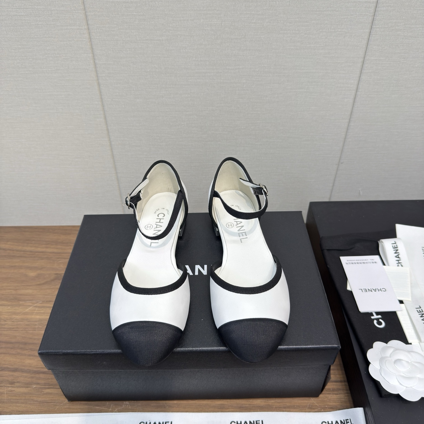 NO:405074,CHANE*｜Xiaoxiang 25s Summer Hollow Sandal Series New Products The Most Beautiful Sandals Must Have in Early Summer High-end Version Xiangjia High-end Sense is always convincing. It looks quite simple but it is inexplicably high-end on the feet. Absolutely girlish. This single shoe for work is recommended. The small round toe toe determines its style. Commuting style for work is also very high tole toe. Suitable for various foot shapes. Imported sheepskin on the upper. The inner part is made of mixed imported lambskin. It is soft to put it in. Customized Italian leather sole. Heel height 2.5cm/ Size35-39 (customized by 40 and 41), sandals, chanel, chanel, sandals, sheepskin19860909CHANE*｜小香25s 夏季 中空 凉鞋系列新品 最美凉鞋 初夏必备 高版本 香家高级感这块总让人大写的服气 看起来蛮简单的款式 但上脚就莫名很高阶 绝对的少女感,上班的单鞋这款举双手推荐 小圆头的鞋头决定了它的风格走向 上班通勤款 对脚型的包容度也很高 适合各种各样的脚型 鞋面进口羊皮 内里采用混种进口小羊皮 伸进去软软的哦 大底定制意大利真皮底 跟高2.5cm/ Size35-39（40、41定制）,凉鞋,chanel,chanel,sandals,sheepskin,Women's Shoes