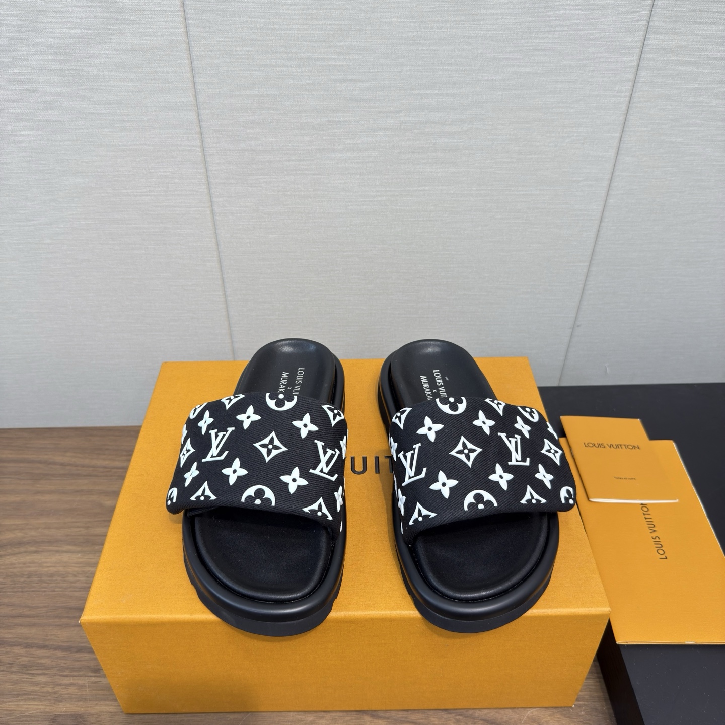 NO:405068,LV Louis Denvie, the latest model for summer in counter, embossed slippers, daily lazy slippers, couples styles, purchasing level!  Full of high-end feeling!  A popular model from domestic and foreign bloggers, retro and fashionable, beautiful!  Official website main model, calfskin embossed printed embossed inner lining: goatskin lining, original open mold, anti-slip, wear-resistant foam sole, size 35--46, slippers, louis vuitton, louis vuitton, slippers, cowhide, sheepskin19860909LV路易斯登威 专柜夏天最新款 压花拖鞋  日常懒人拖鞋 情侣款 代购级别！高级感十足！国内外博主刷爆的一款,复古又时髦上脚美炸了！官网主推款 鞋面小牛皮压花印花浮雕  内里: 山羊皮里 大底原版开模防滑耐磨发泡底  码数女35--46,拖鞋,louis vuitton,louis vuitton,slippers,cowhide,sheepskin,Women's Shoes