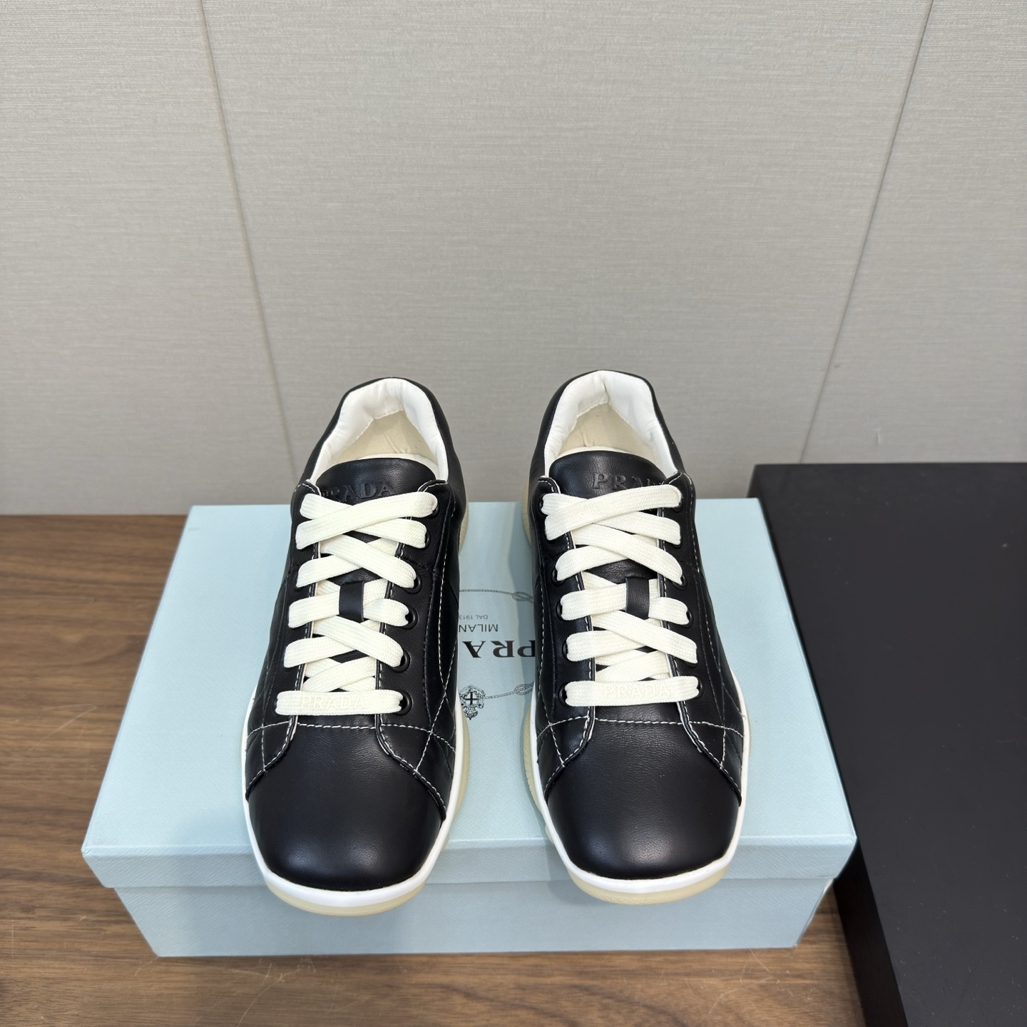 NO:405065,Prada 25ss new casual sneakers are precision-made, with even stitching and unobstructed leather texture, multi-color splicing, fashionable and generous, soft, comfortable and breathable, with PRADA letter logo on the outside, the tongue is decorated with classic letter logo, fabric lifting shoes on the heel, P home classic sneaker style, matched with fabric inner lining, silver-silver logo cowhide feet, P home exclusive rubber sole, exquisite details, and a versatile product for travel!  Size#35-40 (40, 41 custom made no return or exchange), casual shoes/sports shoes, prada, prada, sneakers, cowhide19860909Prada 普拉达 25ss 新款休闲运动鞋 精工制造,缝线均匀,皮质质感一览无余,多色拼接,时尚大方,柔软舒适透气,外侧饰有PRADA字母徽标 鞋舌饰有经典字母logo,后跟饰有织物提鞋绊,P家经典运动鞋型 搭配织物内里,烫银logo牛皮脚垫,搭配P家专属橡胶大底,细节精工细作,出行百搭佳品！ Size#35-40（40,41订做不退换）,休闲鞋/运动鞋,prada,prada,sneakers,cowhide,Women's Shoes