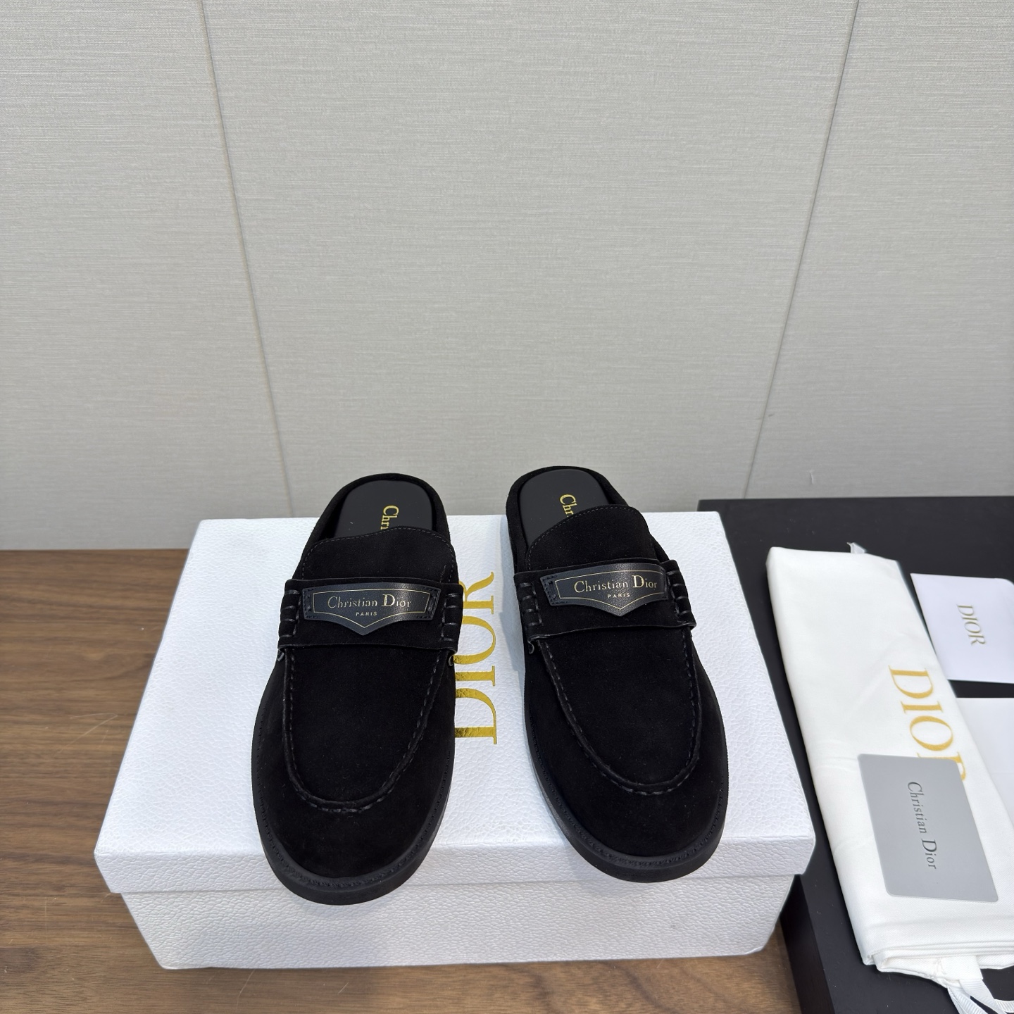 NO:405045,Dior Dior early summer 2025 new style muller slippers D-Boy women's shoes CD letter logo muller shoes star style flat sole round toe home fur slippers top market version material upper imported beef suede + sheep lining + outsole original open mold rubber outsole Size: 35-39, 40.41 order, semi-torch, dior, dior, slippers, chamois leather19860909迪奥 Dior 2025初夏 新款 穆勒拖鞋 D-Boy女鞋 CD字母logo穆勒鞋 明星同款平底圆头居家毛毛拖鞋 市场顶级版本 材质鞋面进口牛麂皮+羊内里+ 大底原版开模橡胶大底 Size:35-39,40.41订,半拖,dior,dior,slippers,chamois leather,Women's Shoes