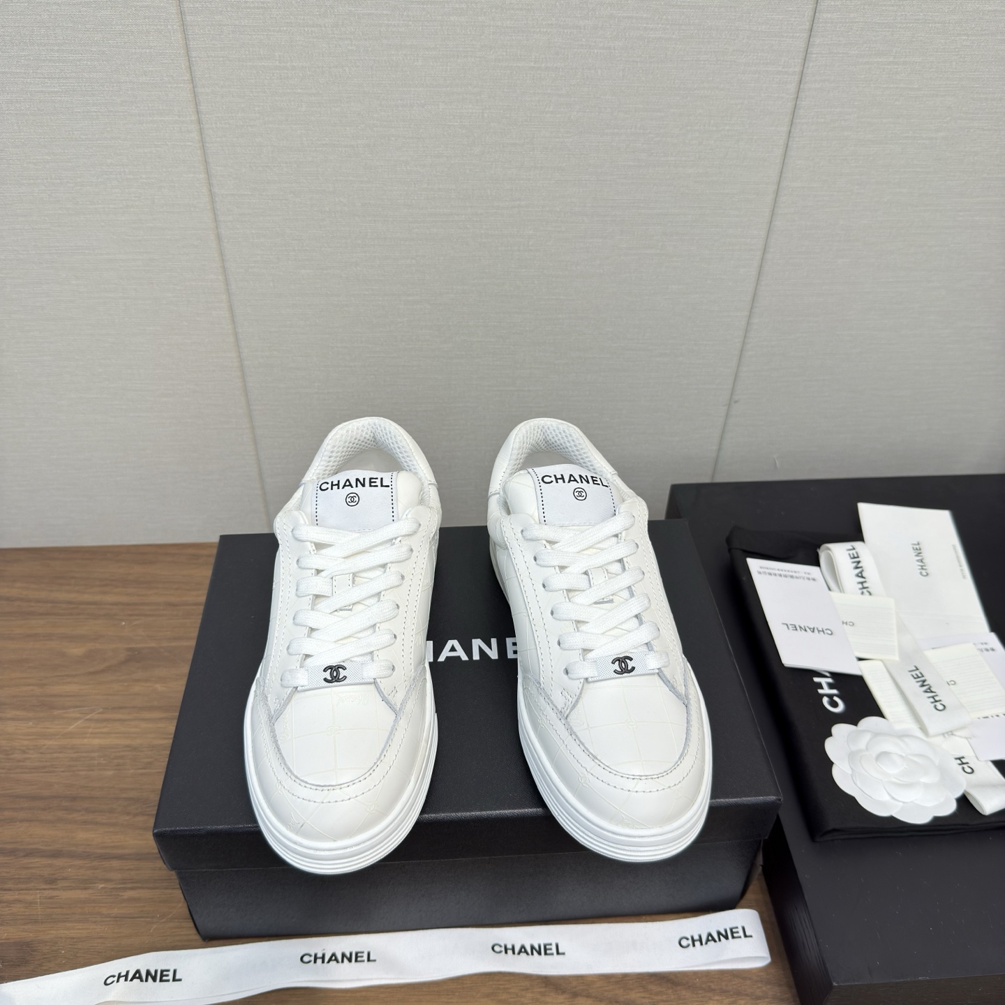 NO:405041,Chan*l 25c new panda shoes C home splicing new casual white shoes Sports shoes This pair of shoes makes sense that it is so popular. It is really comfortable. It is a shoe that coexists with comfort, beauty and versatility. It can easily go 10,000 or 20,000 steps without any pressure. The original development last is delicate and stylish. It is not afraid of wide feet. It will not make your feet fat, and it looks good and comfortable on your feet!  It feels very light when worn!  Comfortable and breathable!  Super white looks really perfect. The upper top layer of cowhide/colored environmentally friendly cashmere sheepskin exclusive 1:1 original customization [Different market currency] The foot pads are made of imported mixed sheepskin, breathable and comfortable!  TPU big bottom exclusive original development private model!  Different market rubber outsole Size: 35-39 (40, 41 custom made without return), casual shoes/sports shoes, chanel, chanel, sneakers, cowhide, sheepskin19860909Chan*l 25c新款熊猫鞋 C家拼接新款休闲小白鞋 运动鞋 这双鞋那么火是有道理 真心太舒服了 属于舒适与美貌与百搭并存的一款鞋 轻松暴走一两万步毫无压力 原版开发楦型 秀气有型 宽脚也不怕 不会显脚肥,上脚好看又舒适！穿起来脚感非常轻盈！舒适透气！超级显白真的是绝搭到爆炸 鞋面头层牛皮/彩色环保羊绒羊皮里 独家1:1 原版定制【区别市场通货】垫脚采用进口混种羊皮,透气舒适！ TPU大底独家原版开发私模！区别市场橡胶大底 Size:35-39（40,41订做不退换）,休闲鞋/运动鞋,chanel,chanel,sneakers,cowhide,sheepskin,Women's Shoes