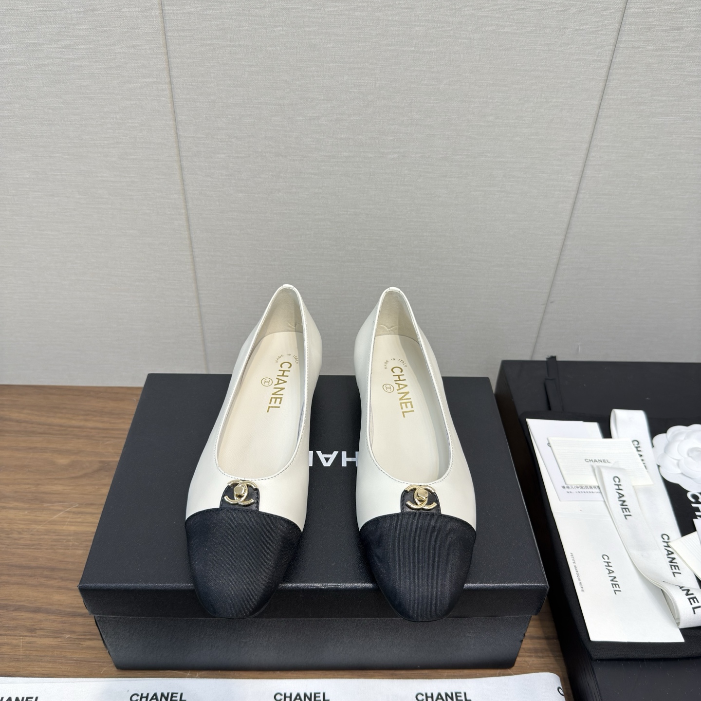 NO:405028,Chanel Chanel 25s new Mary Jane series - high-end version The counter is simply snatched up, and major social platforms have popular pictures. This episode of the catwalk is definitely too handsome, and it is definitely the hottest style of this season. The counter fairies are really too sensible. They don’t stick to their feet and will not scratch their feet. The texture is very soft and comfortable. Classic flower combination, super versatile. Fabric: Yangjing velvet. Inner: Environmentally friendly imported sheepskin inner lining. Big soles: genuine leather large soles. Heel height: flat bottom 2.5cm. Size 35-41 (customized for 40.41). Mary Jane, chanel, chanel, mary jane, sheepskin, sheep, Leather soles19860909香奈儿Chanel 25 s 新款 玛丽珍 系列—— 高版本 专柜简直疯抢了,各大社交平台热门晒图,这期的走秀款绝对太帅了,绝对是这一季最热门的款式,专柜仙女们真的太识货了,不卡脚也不会磨脚,质感上脚是非常柔软舒服的.经典的花朵搭配,超级百搭 面料:羊京绒 内里:环保进口羊皮内里 大底:真皮大底 跟高:平底2.5cm 码数35-41（ 40.41定做）,玛丽珍,chanel,chanel,mary jane,sheepskin,sheep,Leather soles,Women's Shoes