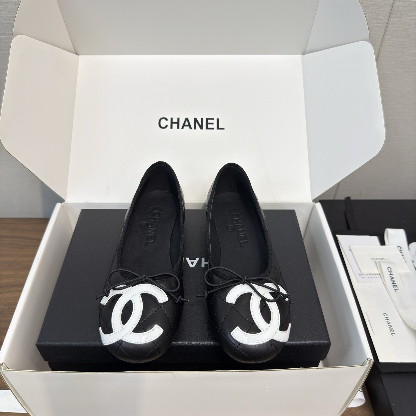 NO:405032,Chanel Chanel 25s new style Mary Jane Flat-sole shoes series - high-version with white box 10 sweet and salt series Flat-sole shoes Mary Jane shoes Popular photos on major social platforms. This episode of the show is definitely too handsome, and it is definitely the hottest style of this season. The counter fairies are really too aware of the goods. They don’t stagnate and will not scratch their feet. The texture is very soft and comfortable. Classic flower matching, super versatile Fabric: imported sheepskin electric rust Inner: environmentally friendly imported sheepskin inner: leather outsole Heel height: flat sole 2.5cm Size 35-41 (customized for 40.41), Mary Jane, chanel, chanel, mary jane, sheepskin, Leather soles19860909香奈儿Chanel 25 s 新款 玛丽珍 平底边鞋系列—— 高版本 配白盒10 可甜可盐系列 平底边鞋 玛丽珍鞋 各大社交平台热门晒图,这期的走秀款绝对太帅了,绝对是这一季最热门的款式,专柜仙女们真的太识货了,不卡脚也不会磨脚,质感上脚是非常柔软舒服的.经典的花朵搭配,超级百搭 面料:进口羊皮电锈 内里:环保进口羊皮内里 大底:真皮大底 跟高:平底2.5cm 码数35-41（ 40.41定做）,玛丽珍,chanel,chanel,mary jane,sheepskin,Leather soles,Women's Shoes