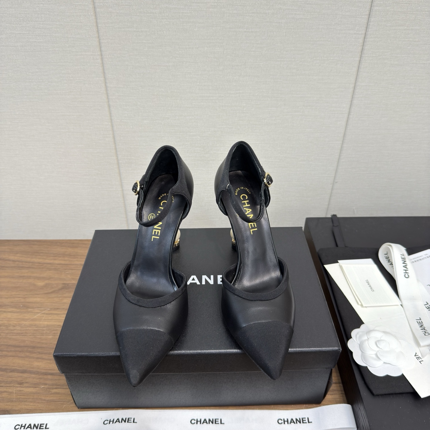 NO:262179,Chanel Xiaoxiang 25s catwalk high heel sandals Super beautiful and high-heeled pair of summer high-heeled sandals, small high heels are full of pearl embellishments, lambskin softer than leather. It is so friendly to girls to wear, it is a perfect height-enhancing tool! Original custom sheepskin upper / inner sheepskin / outsole original mold opening 11 genuine leather outsole heel height 8.5 cm Size#35-39 (customized for 40/41), high heels sandals, chanel, sandals, high heels, sheepskin, Leather soles19860909chanel 小香25s 走秀款 高跟凉鞋 超级无敌美且增高的一双夏日高跟凉鞋,小高跟满满珍珠点缀,小羊皮柔软比皮质更年轻时髦些.上脚对女生太友好,妥妥的增高神器! 鞋面原版定制羊皮面/内里羊皮 / 大底原版开模11真皮大底 跟高8.5 厘米 Size#35-39(40/41订做）,高跟鞋凉鞋,chanel,sandals,high heels,sheepskin,Leather soles,Women's Shoes