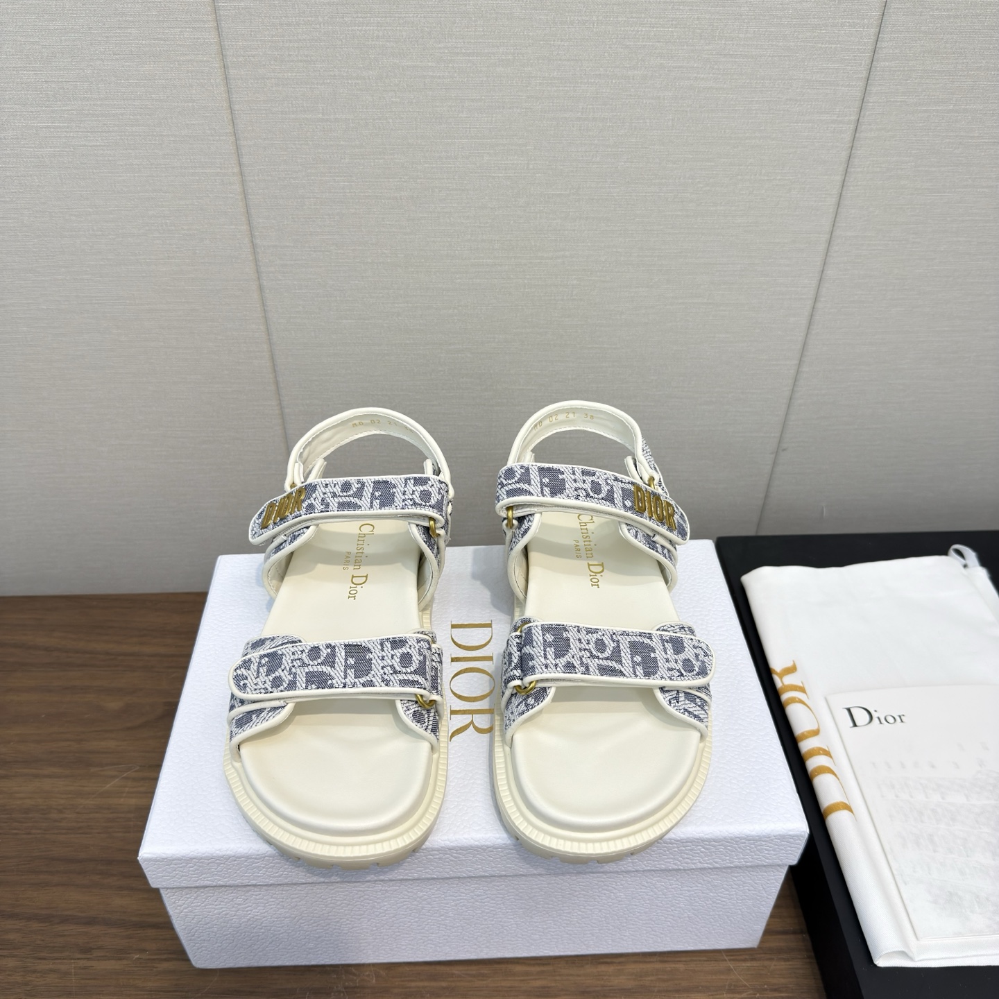 NO:262173,DIOR 25 Classic Sandals High-version This mixed-bred sheepskin DiorAct sandals are stylish. They are made of extra light and comfortable leather with an insole that fits the foot. The upper strips are velcro and are decorated with gold-finished metal 