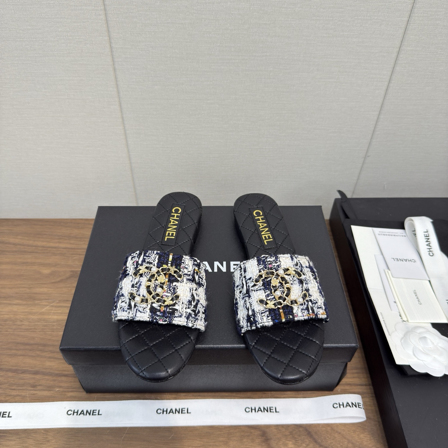 NO:262176,CHANEL 25p spring and summer lazy slippers, burlap, floral uppers, simple daily wear, must-have small thick heel slippers when going out, sandals series, new fashion latest version of Xiang Grandma's home, electric embroidery diamond, small thick heels exuding lasting charm, original development supports the market to compare any comparison of the so-called smooth and natural lines, and restore the original appearance. Many celebrities recommend it. One of the must-have items in the spring. It is super comfortable to wear, and the fragrance series... 1 fabric: cowhide electric embroidery, floral linen 2 linings, imported idiom lambskin, super soft and delicate 3 soles, imported Italian original leather soles, 4 sizes, 35-39 (40.41 customization), slippers, chanel, slippers, cowhide, sheepskin, Leather soles19860909CHANEL 25p春夏懒人 拖鞋 粗麻布 花布鞋面 简单日常小穿搭,出门必备小粗跟拖鞋 凉拖鞋系列 香奶奶家新款时尚最新版面 电绣菱格 小粗跟散发持久魅力的小鞋～原版开发支持市场任意对比所谓线条流畅自然 做到恢复原版模样 众多明星纷纷推荐 开春必火单品之一.上脚超级的舒适哦,真香系列…  1面料: 牛皮电绣 花麻布 2内里 进口意制小羊皮 超级柔软细腻 3大底 进口意大利原版真皮大底 4码数 35一39(40.41定制),拖鞋,chanel,slippers,cowhide,sheepskin,Leather soles,Women's Shoes