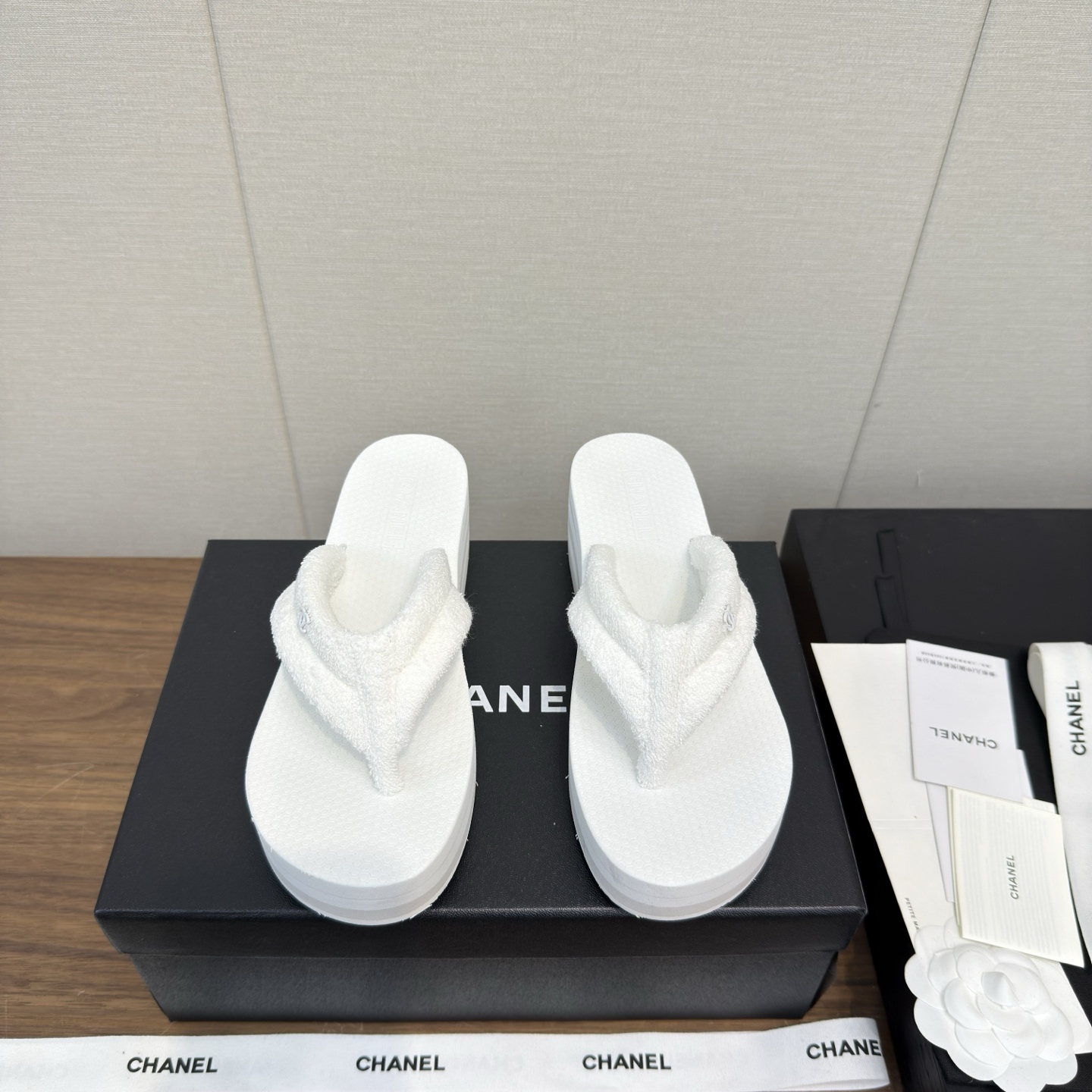 NO:262175,Chanel 25c Early spring, the latest thick-soled slippers, foot-clip slippers, absolutely good products, no fear of late, full of texture, casual comparison of details, pearls, diamond luxury jewelry, Chanel Chanel early spring new slippers... clip-toe flip flops... beach sandals, small fragrant style hot bread clip-toe slippers~~ irresistible cuteness, plus the fat uppers and insoles, it is like stepping on bread~~ Original custom super soft sheepskin; outsole genuine leather outsole size 35-40, 40. Customized, split-toe shoes, chanel, chanel, slippers, sheepskin, Leather soles19860909Chanel 25c 早春 最新厚底拖 夹脚拖  绝对是好货不怕晚 质感满满 细节宝贝们随意对比 镶嵌珍珠 钻石高奢饰品 Chanel 香奈儿早春新款拖鞋…夹趾人字拖…沙滩凉拖鞋 小香风爆款面包夹趾拖鞋~~无法抗拒的可爱 加上胖墩墩的鞋面与鞋垫,就如踩在面包上轻软~~原版定制超软羊皮； 大底真皮大底 码数35-40,40.定做,分趾鞋,chanel,chanel,slippers,sheepskin,Leather soles,Women's Shoes