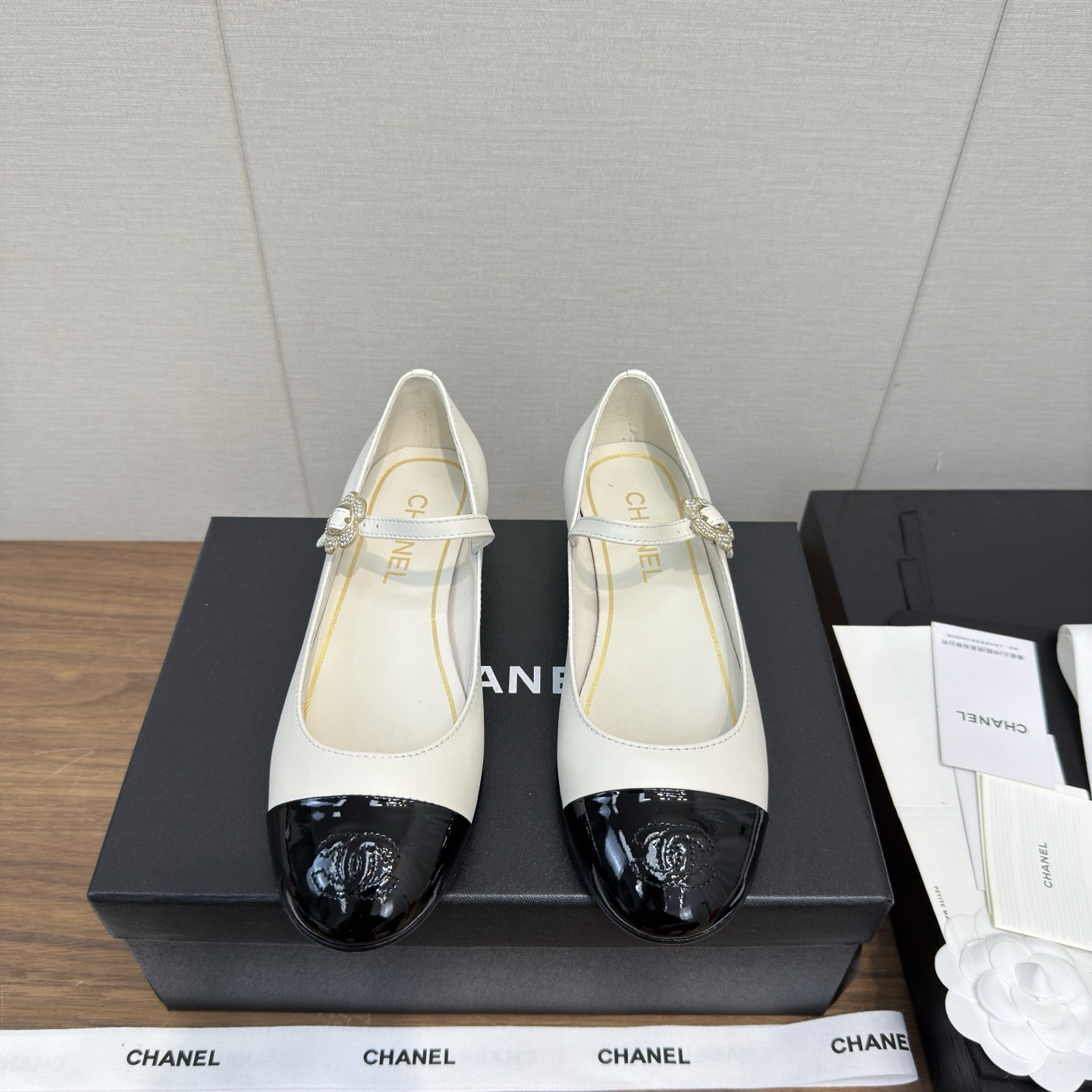 NO:262171,Chanel Chanel 25s new Mary Jane series - high-end version The counter is simply snatched up, and major social platforms have popular pictures. This episode of the catwalk is definitely too handsome, and it is definitely the hottest style of this season. The counter fairies are really too sensible. They don’t stick to their feet and will not scratch their feet. The texture is very soft and comfortable. Classic flower combination, super versatile. Fabric: Yangjing velvet. Inner: Environmentally friendly imported sheepskin inner lining. Big soles: leather large soles. Heel height: flat bottom 2.5cm. Size 35-41 (customized for 40.41). Mary Jane, chanel, chanel, mary jane, sheepskin, sheep, Leather soles19860909香奈儿Chanel 25 s 新款 玛丽珍 系列—— 高版本 专柜简直疯抢了,各大社交平台热门晒图,这期的走秀款绝对太帅了,绝对是这一季最热门的款式,专柜仙女们真的太识货了,不卡脚也不会磨脚,质感上脚是非常柔软舒服的.经典的花朵搭配,超级百搭 面料:羊京绒 内里:环保进口羊皮内里 大底:真皮大底 跟高:平底2.5cm 码数35-41（ 40.41定做）,玛丽珍,chanel,chanel,mary jane,sheepskin,sheep,Leather soles,Women's Shoes