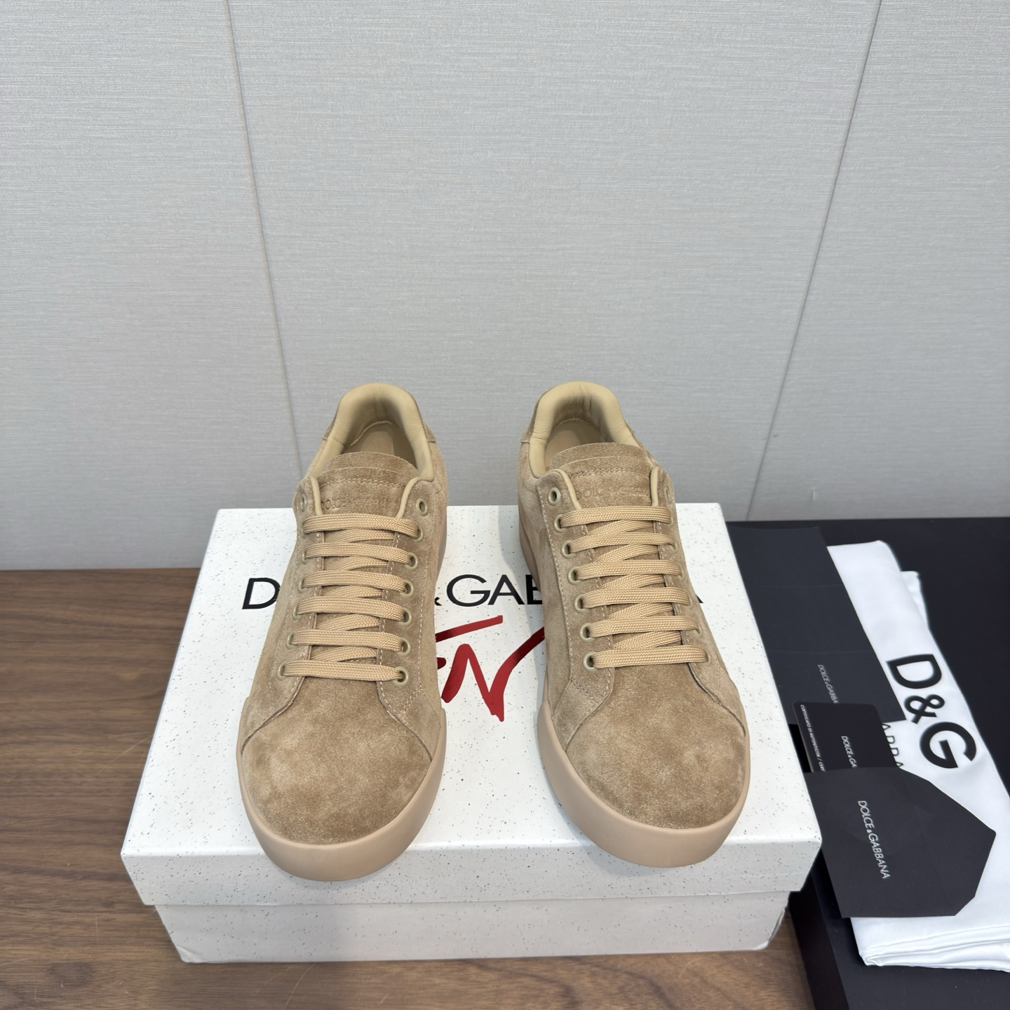 NO:262169,Dolce & Gabbana | 2025 new sports shoes for counter, thick-soled casual shoes, men's shoes hit series, couples' thick-soled casual shoes DG's iconic code meets the meta-universe, giving the brand DNA futuristic vision, cleverly blending timeless materials and modern textures. The new dg color-blocking fashion sneakers, embellished with personalized DG logo, fully showing the fashionable design sense of Magira, the peak of the market, and the king is the one on the market... There are many colors, and the counter is full packaging!  Upper Original custom calfskin/network inner lining goatskin/network outsole Original mold opening ultralight molding outsole Size 38-46, casual shoes/sports shoes, Dolce & Gabbana, Dolce & Gabbana, masion margiela, Dolce & Gabbana, sneakers, cowhide, sheepskin19860909Dolce&Gabbana杜嘉班纳 | 2025 专柜新款运动鞋厚底休闲鞋 男鞋爆款系列 情侣厚底休闲鞋 DG 标志性代码与元宇宙相遇,赋予品牌 DNA 未来主义愿景,将隽永材质与现代纹理巧妙融合.全新 dg拼色时尚运动鞋,点缀个性化 DG 徽标,尽显马吉拉时髦设计感,上市即巅峰 上脚即王者……多种配色都有,专柜全套包装！ 鞋面 原版定制小牛皮/网拼 内里 小山羊皮/网拼 大底 原版开模超轻成型大底 码数 38-46,休闲鞋/运动鞋,Dolce&Gabbana,Dolce&Gabbana,masion margiela,Dolce&Gabbana,sneakers,cowhide,sheepskin,Women's Shoes