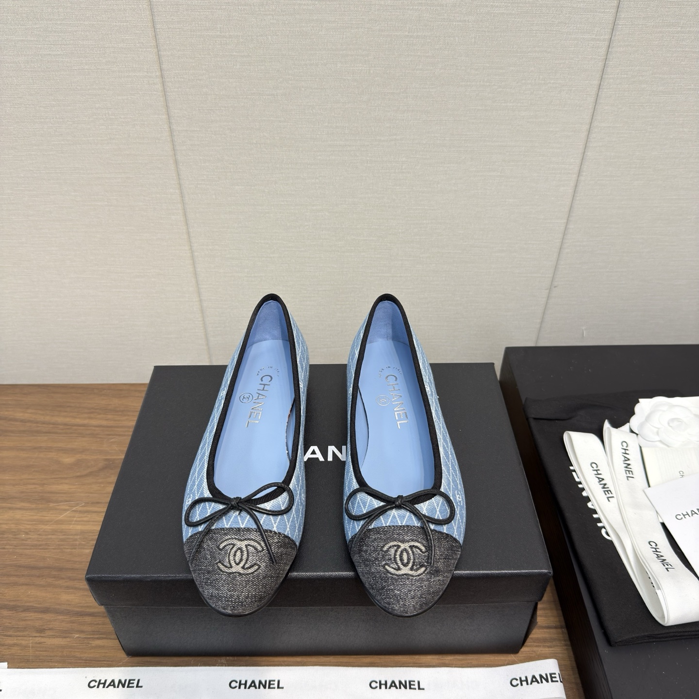 NO:405024,Chanel25p Ballet Shoes ~ Top version Original version 1:1 cut Chanel Chanel's 100-year classic bow round-toed ballet shoes. Not many good quality. Really, no pressure to enter and exit the counter at will. Regardless of last shape, leather selection, and manufacturing technology, they are genuine craftsmanship, very exquisite. Fabric imported mixed-bred sheepskin from Italy, imported sheepskin from the inner lining (sweat absorbing soft) sole Italian special A-grade genuine leather sole (non-market ordinary thin sole) size35-41, 40.41 customized, ballet shoes, chanel, chanel, sheepskin19860909Chanel25p 芭蕾舞单鞋～ 顶级版本 原版1:1切割而成 Chanel香奈儿万年经典蝴蝶结 圆头芭蕾舞鞋 好品质不多 真正做到随便进出专柜无压力 无论楦型、皮料选择、制造工艺都是正品工艺,十分考究. 面料意大利进口混种羊皮 内里进口绵羊皮（吸汗柔软） 鞋底意大利特A级真皮底（非市场普通薄底） size35-41,40.41定做,芭蕾舞鞋,chanel,chanel,sheepskin,Women's Shoes