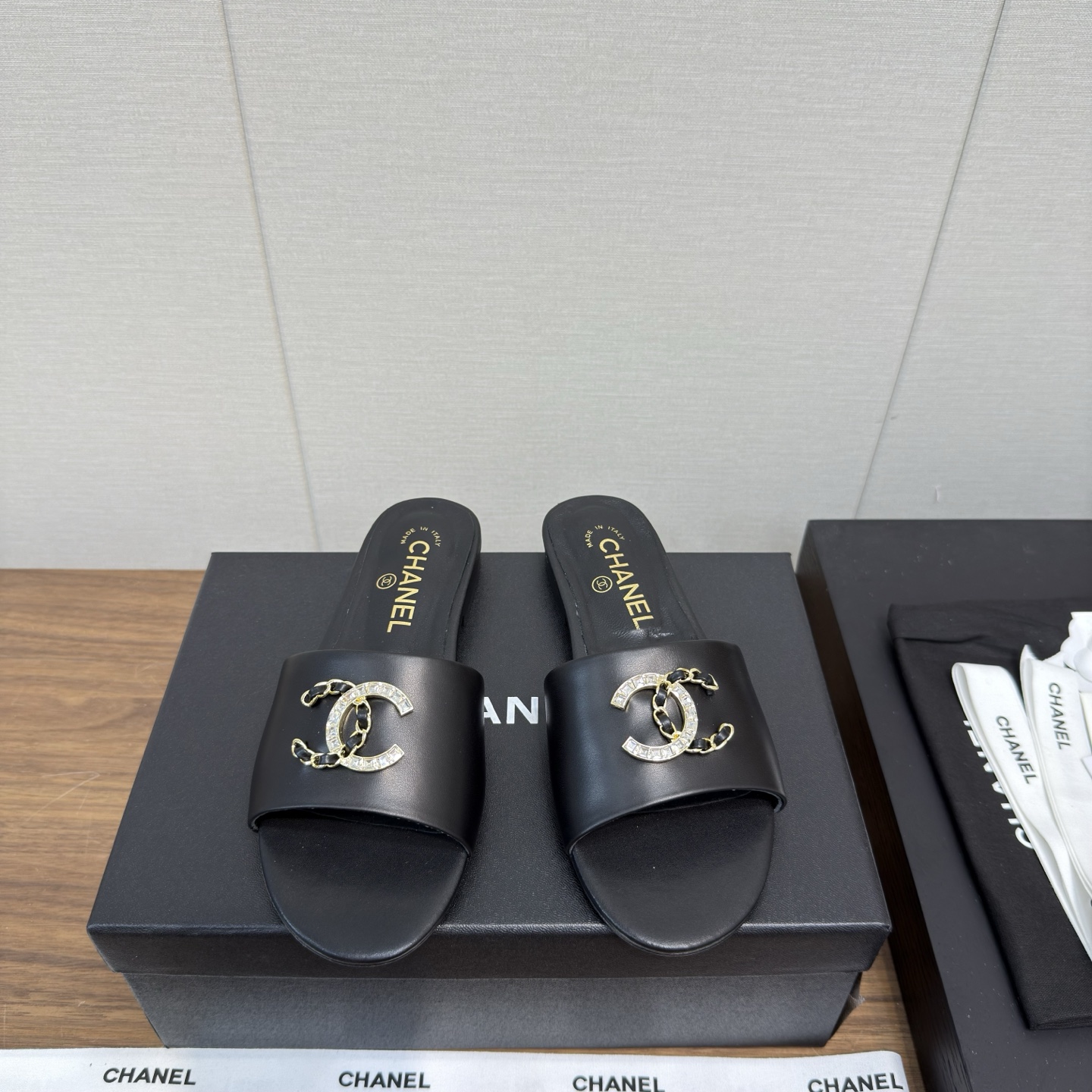 NO:405020,CHANEL 25p spring and summer lazy slippers, burlap, floral uppers, simple daily wear, must-have small thick heel slippers when going out, sandals series, new fashion latest version of Xiang Grandma's home, electric embroidery diamond, small thick heels exuding lasting charm, original development supports the market to compare any comparison of the so-called smooth and natural lines, and restore the original appearance. Many celebrities recommend it. One of the must-have items in the spring. It is super comfortable to wear, and the fragrance series... 1 fabric: cowhide electric embroidery 2 inside, imported idiot lambskin, super soft and delicate 3 soles, imported Italian original leather soles 4 sizes 35-39 (40.41 customization), slippers, chanel, slippers, cowhide, sheepskin, Leather soles19860909CHANEL 25p春夏懒人 拖鞋 粗麻布 花布鞋面 简单日常小穿搭,出门必备小粗跟拖鞋 凉拖鞋系列 香奶奶家新款时尚最新版面 电绣菱格 小粗跟散发持久魅力的小鞋～原版开发支持市场任意对比所谓线条流畅自然 做到恢复原版模样 众多明星纷纷推荐 开春必火单品之一.上脚超级的舒适哦,真香系列…  1面料: 牛皮电绣 2内里 进口意制小羊皮 超级柔软细腻 3大底 进口意大利原版真皮大底 4码数 35一39(40.41定制),拖鞋,chanel,slippers,cowhide,sheepskin,Leather soles,Women's Shoes