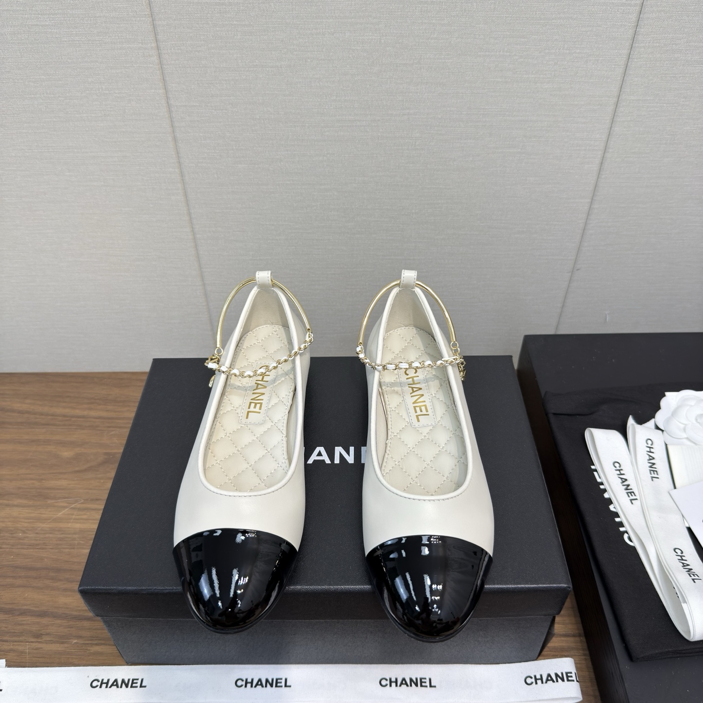 NO:405015,Chanel/25s Chain leg ring Mary Zhen Single shoe catwalk high version ballet shoes upper fabric imported mixed-bred sheepskin, sheepskin lining, original one-to-one open mold hardware buckle design, leather strap ring decoration can be loaded and unloaded by yourself chain strap technology, small fragrance double C and camellia metal buckle decoration embellishment, super beautiful ballet shoes imported flat soft grain cowhide inner lining / water dye sheepskin foot pads, original Italian translucent leather outsole shoe size 35-40,40 41 custom made full set of counter synchronous packaging, single shoes, chanel, mary jane, cowhide, sheepskin, Leather soles19860909Chanel/25s 链条脚环 玛丽珍 单鞋走秀款 高版本 芭蕾舞鞋  鞋面面料进口混种羊皮,羊皮里,原版一比一开模五金扣工能设计,穿皮条脚环装饰可自行装卸链条穿皮条工艺,小香双C和山茶花金属扣装饰点缀,超美芭蕾舞鞋 内里进口平整柔软粒面牛皮内里/水染羊皮垫脚 大底原版意大利透染真皮大底 鞋码35-40,40 41定做 全套专柜同步包装,单鞋,chanel,mary jane,cowhide,sheepskin,Leather soles,Women's Shoes