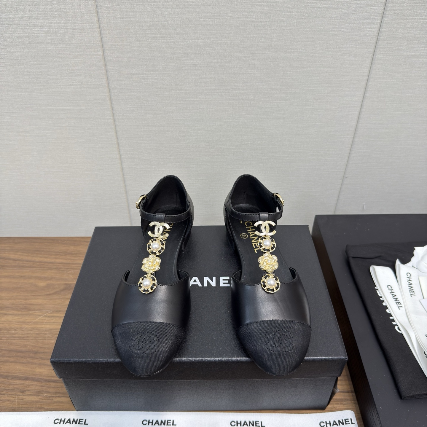 NO:405005,Chanel/25s Mary Jane Flat-sole shoes Single-shoe catwalk high-version ballet shoes upper fabric imported mixed-bred sheepskin, sheepskin, original one-to-one open mold hardware buckle design, leather strap ring decoration can be loaded and unloaded by yourself, leather strap process, small fragrance double C and camellia metal buckle decoration embellishment, super beautiful ballet shoes imported flat and soft grain cowhide inner lining/water dyed sheepskin foot pads, original Italian translucent leather outsole shoe size 35-40,40 41 custom made full set of counter synchronous packaging, sandals, chanel, sandals, mary jane, cowhide, sheepskin, Leather soles19860909Chanel/25s 玛丽珍 平底边鞋 单鞋走秀款 高版本 芭蕾舞鞋  鞋面面料进口混种羊皮,羊皮里,原版一比一开模五金扣工能设计,穿皮条脚环装饰可自行装卸链条穿皮条工艺,小香双C和山茶花金属扣装饰点缀,超美芭蕾舞鞋 内里进口平整柔软粒面牛皮内里/水染羊皮垫脚 大底原版意大利透染真皮大底 鞋码35-40,40 41定做 全套专柜同步包装,凉鞋,chanel,sandals,mary jane,cowhide,sheepskin,Leather soles,Women's Shoes