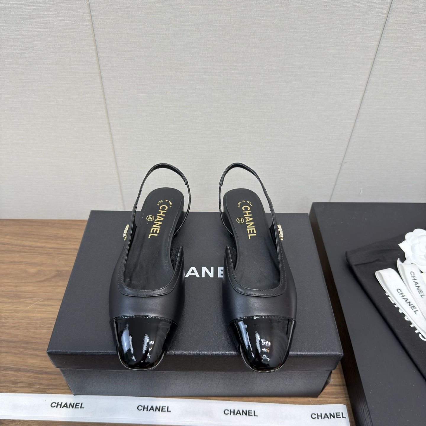 NO:405010,Chanel Chanel 25s new side empty flat sandal series - flat-sole shoes. The counter is simply snatched up. Photos from major social platforms are popular. This episode of the show is definitely too handsome and is definitely the hottest style of this season. The counter fairies are really too aware of the goods. They don’t stick to their feet and will not scratch their feet. The texture is very soft and comfortable. Classic flower matching, super versatile. Fabric: sheepskin cowhide. Inner: environmentally friendly imported sheepskin inner. Outsole: genuine leather outsole. Heel height: flat sole. 2.5cm. Size 35-41 (customized for 40.41). Sandals, chanel, chanel, sandals, cowhide, sheepskin, Leather soles19860909香奈儿Chanel 25s 新款侧空平底 凉鞋系列——  平底边鞋 专柜简直疯抢了,各大社交平台热门晒图,这期的走秀款绝对太帅了,绝对是这一季最热门的款式,专柜仙女们真的太识货了,不卡脚也不会磨脚,质感上脚是非常柔软舒服的.经典的花朵搭配,超级百搭 面料:羊皮 牛皮  内里:环保进口羊皮内里 大底:真皮大底 跟高:平底2.5cm 码数35-41（ 40.41定做）,凉鞋,chanel,chanel,sandals,cowhide,sheepskin,Leather soles,Women's Shoes