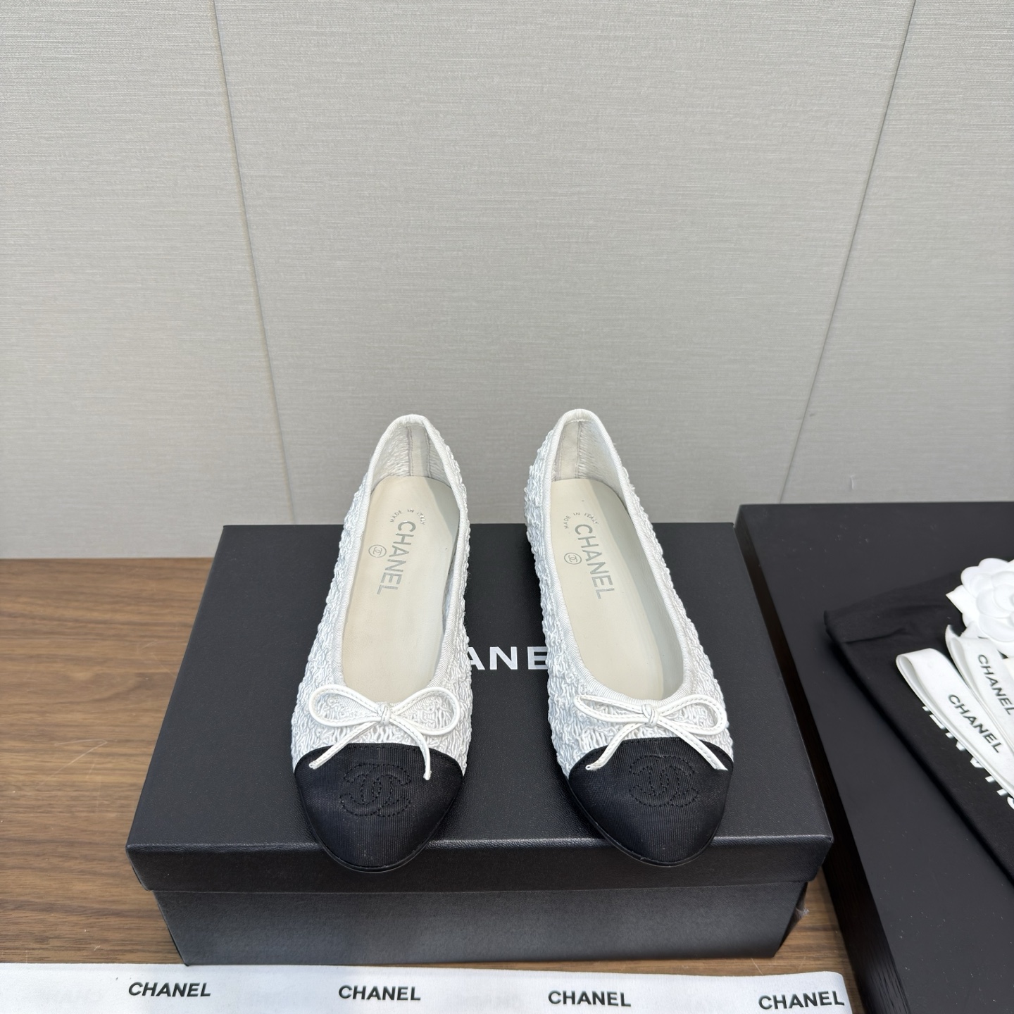 NO:405000,Chanel25p Ballet single shoes ~ Flat-sole side shoes series Top version Original version 1:1 cut Chanel Chanel's 100-year classic bow round-toed ballet shoes No good quality, truly making it easy to enter and exit the counter without pressure. Regardless of last shape, leather selection, and manufacturing process are genuine craftsmanship, very exquisite. Original fabric mold opening special mesh, imported sheepskin inside (sweat absorbing soft) Soles Italian A-grade dyed genuine leather sole (non-market ordinary thin sole) size35-41, 40.41 customized, ballet shoes, chanel, chanel, sheepskin19860909Chanel25p 芭蕾舞单鞋～ 平底边鞋系列  顶级版本 原版1:1切割而成 Chanel香奈儿万年经典蝴蝶结 圆头芭蕾舞鞋 好品质不多 真正做到随便进出专柜无压力 无论楦型、皮料选择、制造工艺都是正品工艺,十分考究. 面料原版开模特殊网面 内里进口绵羊皮（吸汗柔软） 鞋底意大利特A级透染真皮底（非市场普通薄底） size35-41,40.41定做,芭蕾舞鞋,chanel,chanel,sheepskin,Women's Shoes