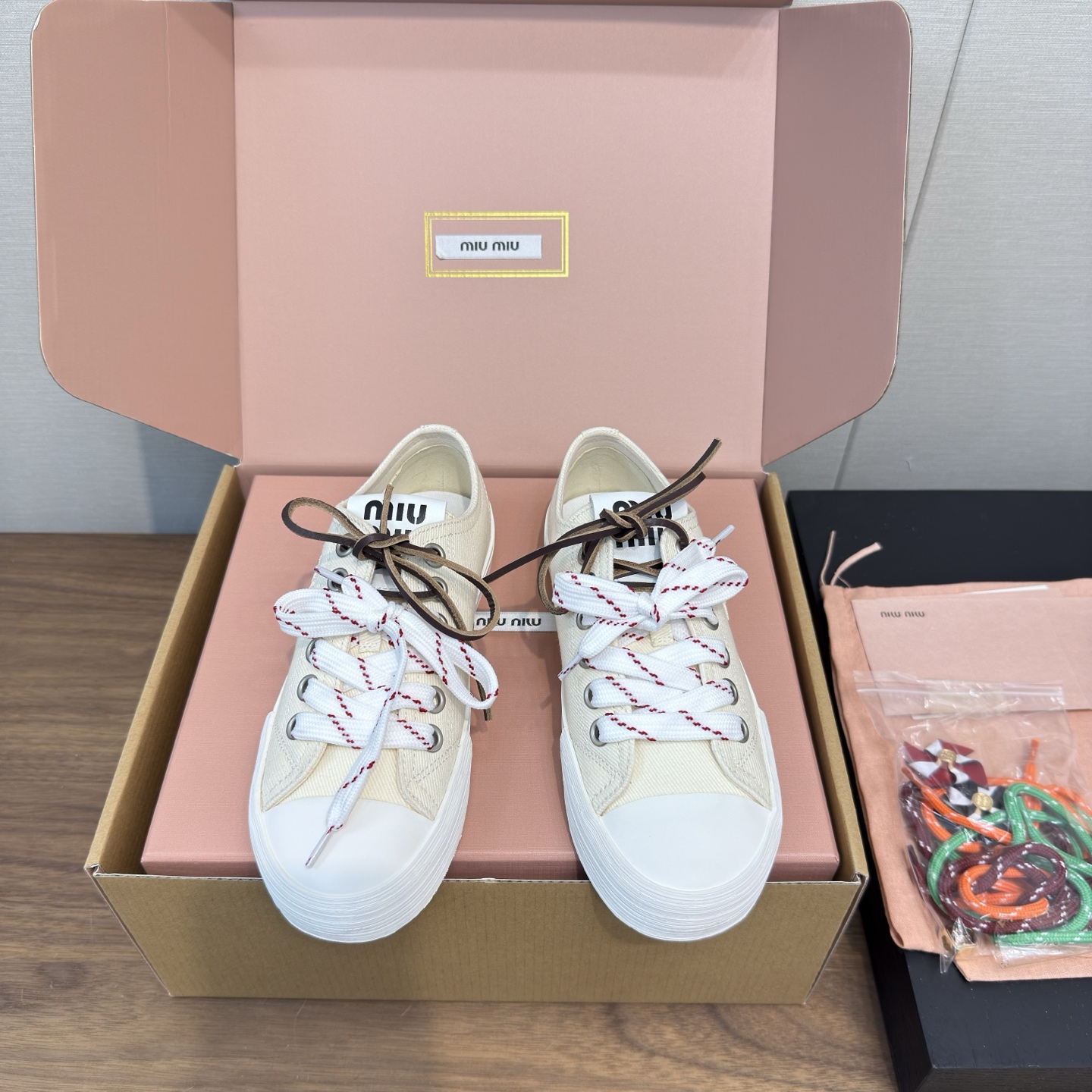 NO:405039,MIU MIU 25/ Washed denim canvas leather, round toe lace up, low top canvas shoes, windmill buckle 20, the most popular canvas shoes, a must-have model ~ old fashioned, simple and high-end, very comfortable to match with on your feet, a must-have for the year!  The latest catwalk sports white shoes in early spring is a popular style by domestic and foreign bloggers. The small red book grass planting series, the retro and fashionable footwear is beautiful and has a simple sports shoe design, and the recognizable shoelaces create a Buddhist sweet casual style~~ The aura on the foot is very casually matched. Fabric: Use original canvas/cowhide. Little: Canvas lining. Earth: Original rubber sole. Size: #35-40 (40, 41 custom made without return or exchange), casual shoes/sports shoes, miumiu, sneakers, cowhide19860909MIU MIU缪缪 25/ 水洗牛仔布 帆布 皮面 圆头系带 低帮 帆布鞋 风车扣20 颜值担当火爆款帆布鞋 不得不入的一款～做旧时尚,简约高级 随意搭配上脚非常舒适,年度必入款！早春最新走秀款运动小白鞋国内外博主刷爆的一款,小红书种草系列,复古又时髦上脚美炸了简约的运动板鞋设计,极具辨识度的鞋带 打造佛系甜美的休闲风~~上脚气场十足随意搭配 面料: 选用原版帆布/牛皮 内里: 帆布里 大地: 原版橡胶底 Size: #35-40（40,41定做不退换）,休闲鞋/运动鞋,miumiu,sneakers,cowhide,Women's Shoes