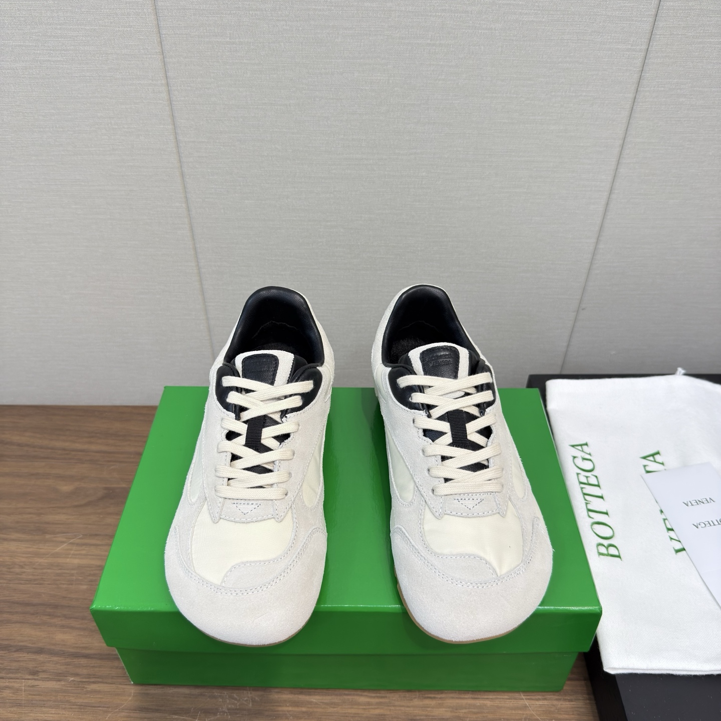 NO:405035,Bottega Veneta is a hot new sports shoes casual shoes German training shoes couples BV inspiration for the retro style of the 1990s. The upper is made of mesh fabric, echoing the brand's iconic intrecciato braiding elements, showing a delicate and avant-garde design style. Made of lightweight technology fabric, suede and mesh, low-top lace-up design, casual and comfortable, and fine sculpting of the styling design. Fabric matte cowhide inner lining original inner lining sizes for women 35-41, men 38-45 (women 40 41, men 38 45 customized), casual shoes/sports shoes, bottega veneta, bottega veneta, bottega veneta, sneakers, cowhide19860909Bottega Veneta 火爆新款 运动鞋休闲鞋 徳训鞋 情侣款 BV 90年代复古风格为灵感,鞋面选用网纱面料,呼应品牌标志性intrecciato编织元素,展现出精致前卫的设计风格.采用轻质科技面料、绒面革和网布制成,低帮系带的设计,休闲舒适又不乏造型设计的精细雕琢 面料磨砂牛皮 内里原版内里 尺码女35-41,男38-45 (女40 41,男38 45定做),休闲鞋/运动鞋,bottega veneta,bottega veneta,sneakers,cowhide,Women's Shoes