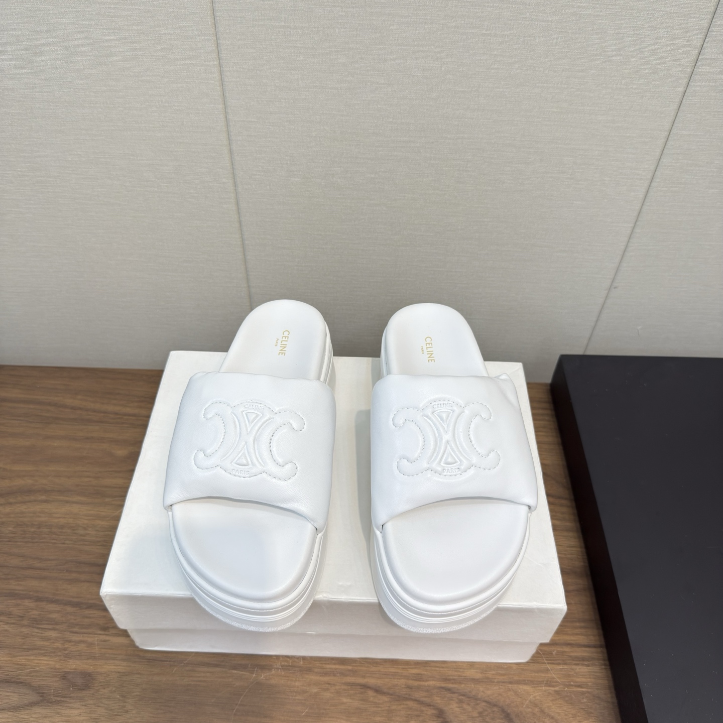 NO:405031,CELINE CELINE Thick sole casual shoes slippers heightened shoes thick sole about 6.5. The back top and side of the shoe are stamped CELINE logo thick sole bread shoes 2025 spring and summer new women's Arc de Triomphe logo lace-up simple and comfortable, clean and neat, increasing height makes legs thin. Whether it is single or paired with wide-leg pants, high street and retro, let's make CELINE girls. The upper is original cowhide inner lining original inner lining original mold open Tpu outsole Size#35-40 (40 customization, no return or replacement), slippers, celine, celine, slippers, cowhide19860909CELINE思琳赛琳CELINE 厚底 休闲鞋 拖鞋 增高鞋  底厚约6.5. 鞋后帮和侧面压印CELINE标志厚底面包鞋2025春夏新款女凯旋门徽标系带简单舒服,干净利落,增高显腿细 无论是单穿还是搭配阔腿裤,高街又复古一起来做CELINE女孩 鞋面原版牛皮 内里原版内里 大底原版开模Tpu大底 Size#35-40（40定制不退不换）,拖鞋,celine,celine,slippers,cowhide,Women's Shoes