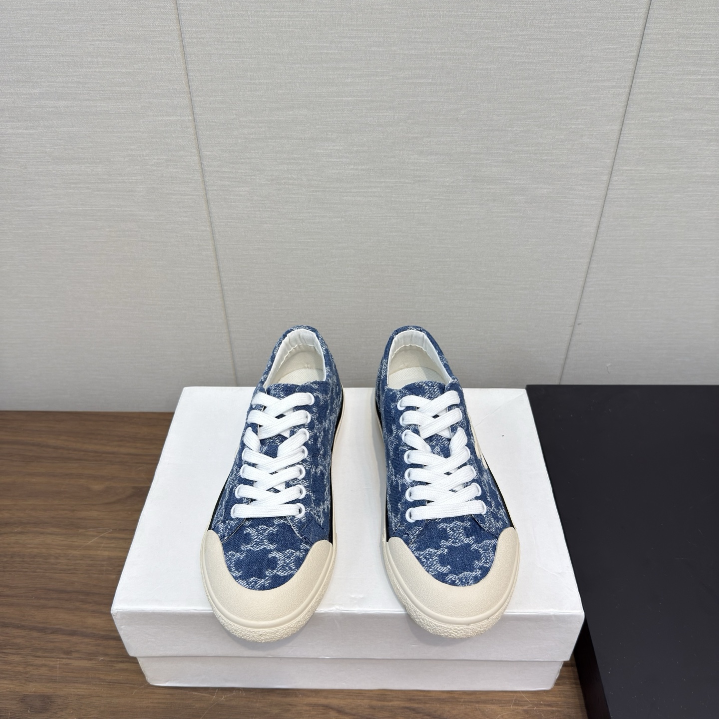 NO:405027,celine The latest canvas shoes, white shoes, skateboard shoes~~~ Simple, comfortable, clean, light design style is so beautiful, I love it. Shell shallow mouth design, retro feel, especially good-looking, delicate and breathable canvas upper, new Alan Triomphe series canvas shoes on the side with brand elements Arc de Triomphe rubber patches The sole is wavy and designed to be non-slip and wear-resistant Fabric: Original custom canvas Inner: Original custom breathable weaving Outsole: non-slip rubber outsole Size: 35-40, 40 non-retirement, casual shoes/sports shoes, celine, sneakers19860909celine 最新款帆布鞋、小白鞋、滑板鞋~~~ 简单 舒服 干净 轻盈的设计风格太好看了爱死了 贝壳浅口设计 复古的感觉 特别好看 细腻透气帆布鞋面,新品Alan Triomphe系列 帆布鞋鞋侧面搭配品牌元素凯旋门橡胶贴饰 鞋底采用波浪纹设计防滑耐磨 面料: 原版定制帆布 内里: 原版定制透气织布 大底: 防滑橡胶大底 Size: 35-40,40不退,休闲鞋/运动鞋,celine,sneakers,Women's Shoes