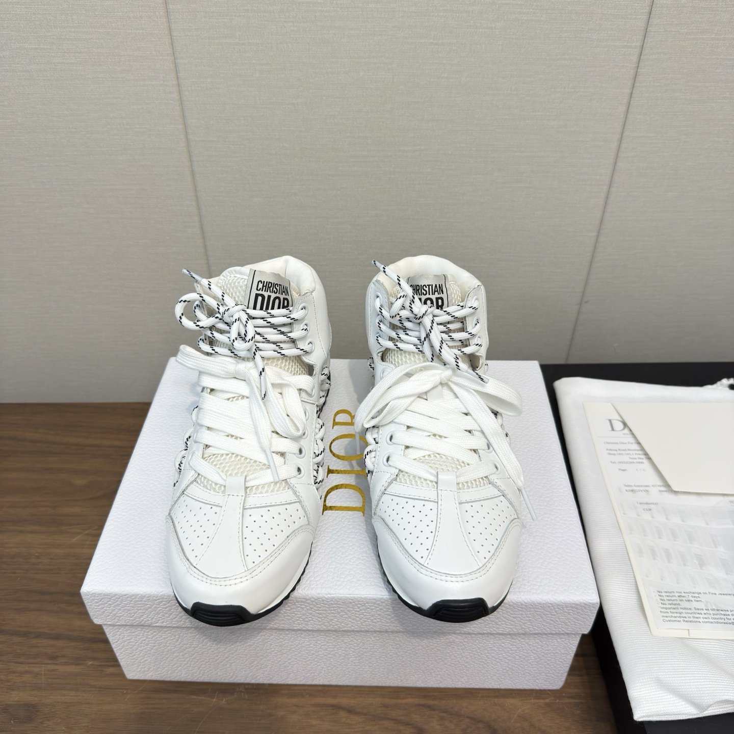 NO:405018,Dior 25 new Run'n'Dior sneakers are a new product in the autumn series, reinterpreting the sporty style with elegant and fashionable look. The upper is carefully crafted from white mesh fabric, and the laces and heels are decorated with the Christian Dior Paris logo. The exquisite two-color sole is light and soft, which adds a high-end temperament to various casual looks. * Main mesh fabric * Lining mesh fabric * Laces are decorated with Christian Dior logo patch * Heel is decorated with black Christian Dior Paris logo * Two-color rubber sole is decorated with Christian Dior lucky star couple size 35-45, women 40.41 men 45 non-retirement, casual shoes/sports shoes, dior, sneakers19860909Dior 25新款 Run'n'Dior 运动鞋 秋季系列新品,以优雅时尚的造型重新演绎运动风格.鞋面采用白色网眼织物精心制作,鞋带和鞋跟饰以 Christian Dior Paris 标志.精致的双色鞋底轻盈柔软,可为各式休闲造型增添高订气质. * 主体网眼织物 * 里料网眼织物 * 鞋带饰以 Christian Dior Paris 标志补丁 * 鞋跟饰以黑色 Christian Dior Paris 标志 * 双色橡胶鞋底饰以 Christian Dior 的幸运星 情侣size 35-45,女40.41男45不退,休闲鞋/运动鞋,dior,sneakers,Women's Shoes