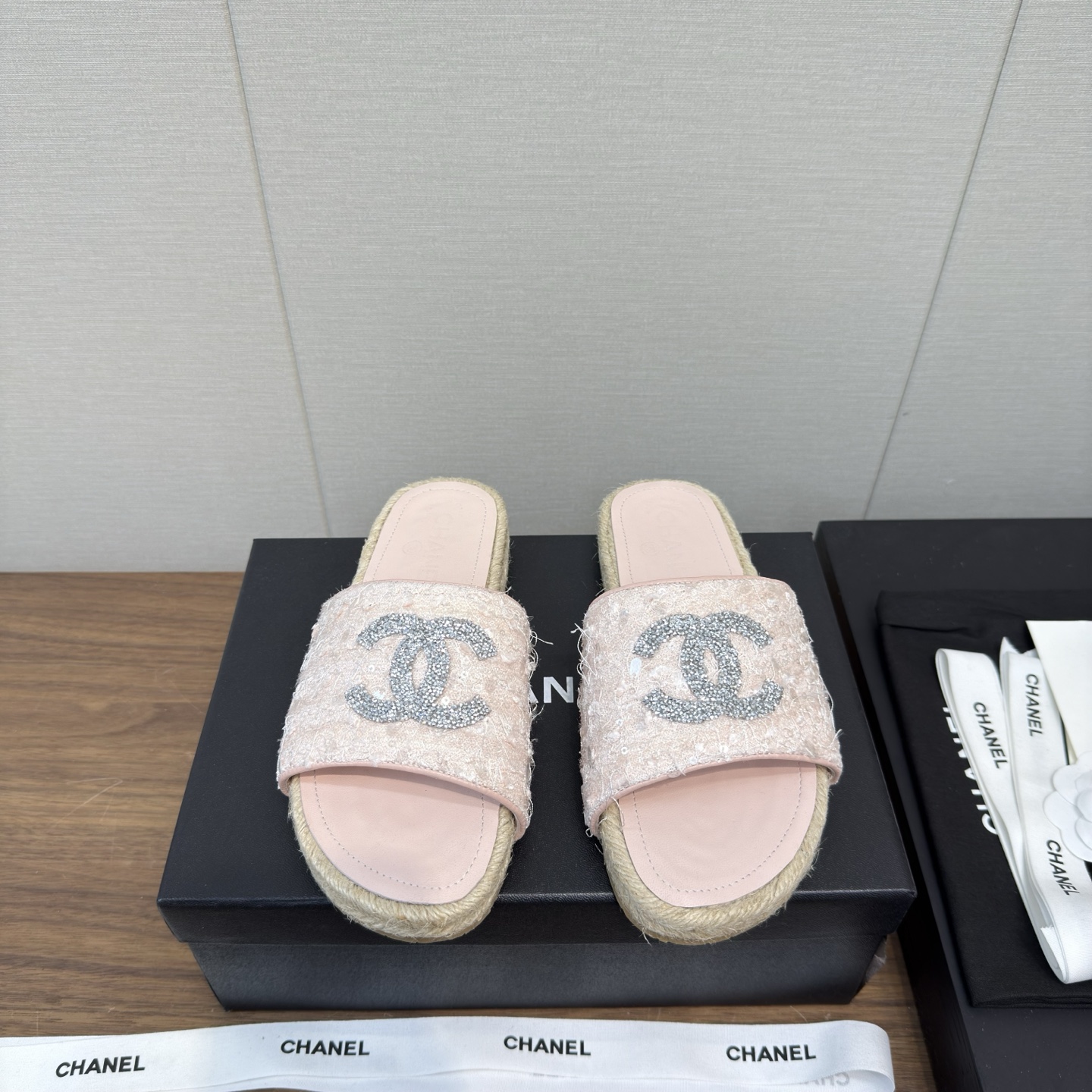 NO:405013,Chanel 25 spring and summer style Fisherman's trailer shoes Original custom-made material Genuine craftsmanship hand-folded and sewn pure hand-made string original glue-injected translucent beef tendon primary color hemp sole size35/41 (customized by 34-42), slippers, chanel, slippers, espadrilles19860909Chanel 25春夏款 渔夫拖 鞋 原版去定制材质 正品工艺 手工折边后缝合 纯手工串线 原版注胶半透明牛筋原色麻底 size35/41（34-42可定做）,拖鞋,chanel,slippers,espadrilles,Women's Shoes