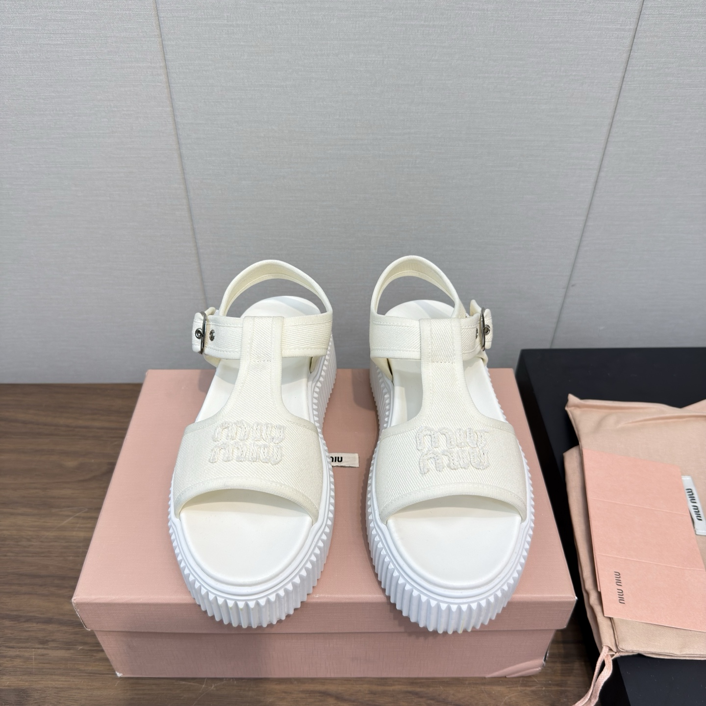 NO:405003,MiuMiu Miu Latest hits, thick sole, bleached, old, retro, dirty shoes, casual, sneakers, board shoes, small white shoes, original purchase and development, making products, this bleached leather and suede sneakers are worn and worn to show the exquisite style. The perforated upper design is lighter, and the Miu Miu logo adds an iconic atmosphere to the whole. The delivery counter is exquisitely packaged. Fabric: Original custom wash cloth. Inner: Original custom sheepskin. Sole: Original open mold-proof rubber material. Sole: Women's 35-39, 40 customized, sandals, miumiu, sandals, sneakers, sheepskin, chamois leather19860909MiuMiu缪缪 最新爆款 厚底 漂白 做旧 复古 小脏鞋 休闲 运动鞋 板鞋 小白鞋 原版购入开发 做货 这款漂白皮革和麂皮运动鞋加以磨损效果,彰显精致格调.鞋面穿孔设计更加轻盈,Miu Miu徽标则为整体增添标志性气息 配送专柜精美包装 面料 : 原版定制水洗布 内里 : 原版定制羊皮 鞋底 : 原版开模防滑橡胶材质 底厚 5CM Size : 女款35-39,40订做,凉鞋,miumiu,sandals,sneakers,sheepskin,chamois leather,Women's Shoes