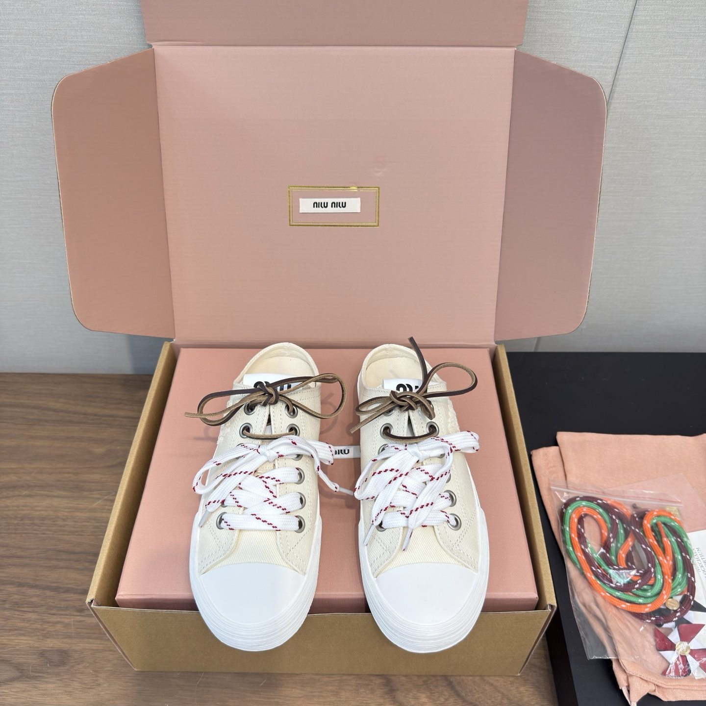 NO:404998,MIU MIU 25/ Washed denim canvas leather, round toe lace up, low top canvas shoes, windmill buckle 20, the most popular canvas shoes, a must-have model ~ old fashioned, simple and high-end, very comfortable to match with on your feet, a must-have for the year!  The latest catwalk sports white shoes in early spring is a popular style by domestic and foreign bloggers. The small red book grass planting series, the retro and fashionable footwear is beautiful and has a simple sports shoe design, and the recognizable shoelaces create a Buddhist sweet casual style~~ The aura on the foot is very casually matched. Fabric: Use original canvas/cowhide. Little: Canvas lining. Earth: Original rubber sole. Size: #35-40 (40, 41 custom made without return or exchange), casual shoes/sports semi-travel, miumiu, sneakers, cowhide19860909MIU MIU缪缪 25/ 水洗牛仔布 帆布 皮面 圆头系带 低帮 帆布鞋 风车扣20 颜值担当火爆款帆布鞋 不得不入的一款～做旧时尚,简约高级 随意搭配上脚非常舒适,年度必入款！早春最新走秀款运动小白鞋国内外博主刷爆的一款,小红书种草系列,复古又时髦上脚美炸了简约的运动板鞋设计,极具辨识度的鞋带 打造佛系甜美的休闲风~~上脚气场十足随意搭配 面料: 选用原版帆布/牛皮 内里: 帆布里 大地: 原版橡胶底 Size: #35-40（40,41定做不退换）,休闲鞋/运动鞋半拖,miumiu,sneakers,cowhide,Women's Shoes