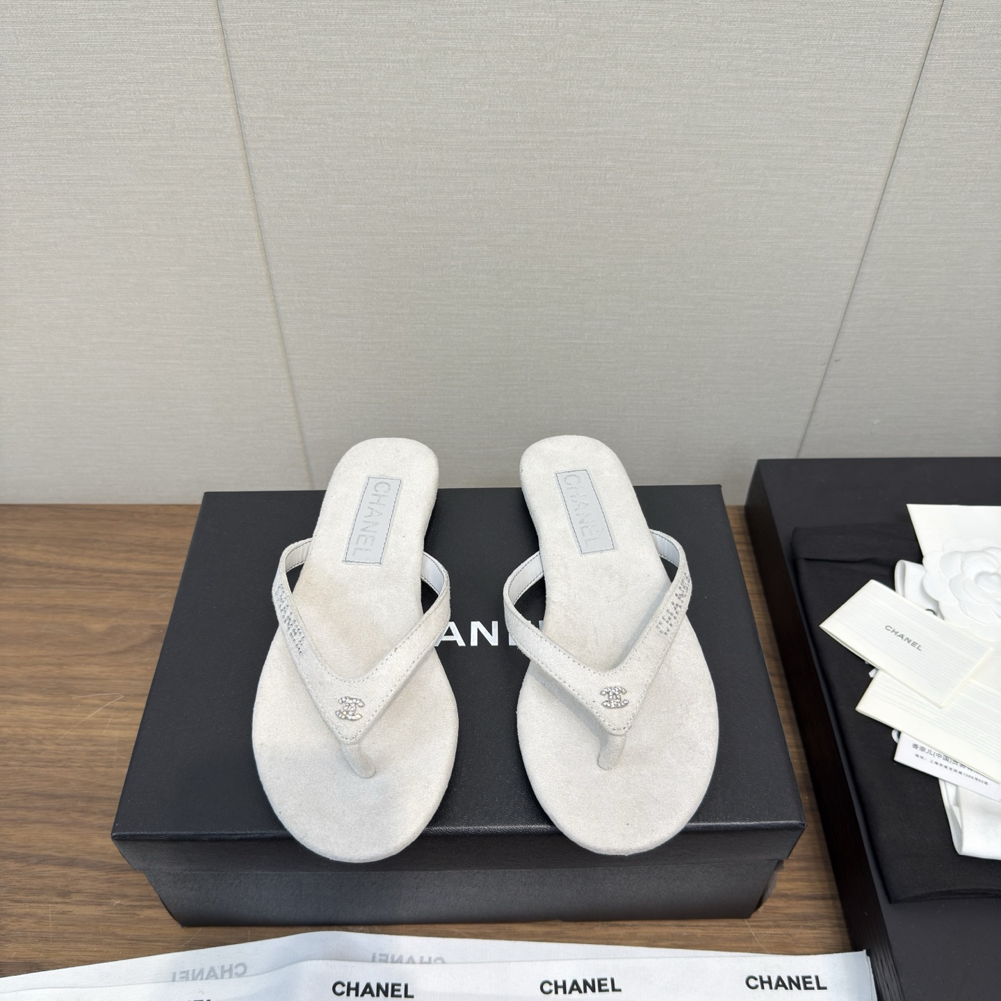 NO:404995,Chanel Chanel's latest foot-clip flops are definitely good products, not afraid of late, full of texture, casual comparison of details, inlaid pearls, diamond luxury jewelry, Chanel Chanel's new early spring slippers... toe flip flops... beach sandals, small fragrant style hot bread toe slippers~~ irresistible cuteness, plus the fat uppers and insoles, it's like stepping on bread~~ Original custom super soft sheepskin; outsole genuine leather outsole size 35-40, 40.41 customization, split-toe shoes, chanel, chanel, slippers, sheepskin, Leather soles19860909Chanel 香奈儿 最新夹脚拖  绝对是好货不怕晚 质感满满 细节宝贝们随意对比 镶嵌珍珠 钻石高奢饰品 Chanel 香奈儿早春新款拖鞋…夹趾人字拖…沙滩凉拖鞋 小香风爆款面包夹趾拖鞋~~无法抗拒的可爱 加上胖墩墩的鞋面与鞋垫,就如踩在面包上轻软~~原版定制超软羊皮； 大底真皮大底 码数35-40,40.41定制,分趾鞋,chanel,chanel,slippers,sheepskin,Leather soles,Women's Shoes