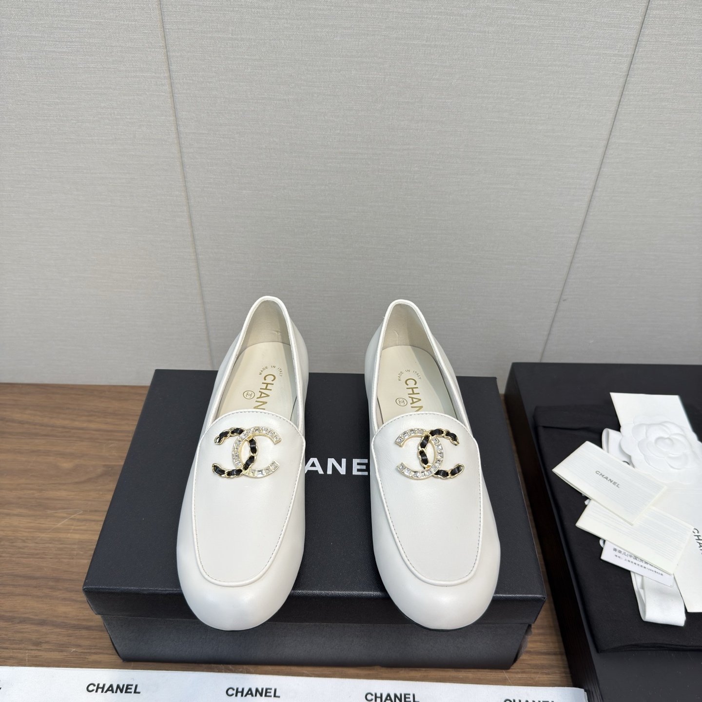 NO:404989,a 25p new loafers, flat heel shoes, small leather shoes, top version, loafers, Xiaohongshu hot-selling style, super easy to wear series, Baotou loafers, This new small leather shoes are so beautiful, regardless of design and material experience, I feel that it is worth the money!  Very suitable for buying a pair of chanel leather shoes!  Original developed outsole, imported sheepskin inside and outside, coded high version, heel height 2.5cm, original dyed genuine leather sole Digital 35-41 (ordered 40-41) are all equipped with genuine Italian packaging, loafers semi-trailer, chanel, loafers, sheepskin19860909a 25p 新款乐福鞋 平跟便鞋 小皮鞋 顶级版 乐福鞋 小红书热推款 超好穿系列 包头乐福鞋 这新款小皮鞋巨美,无论设计和材质体验,都觉得物超所值！非常适合入手一双chanel 小皮鞋！ 原版开发大底 里外进口羊皮 编码高版本 跟高2.5cm ,原版透染真皮底 数码35-41（40-41订） 均配有意大利正品包装,乐福鞋半拖,chanel,loafers,sheepskin,Women's Shoes