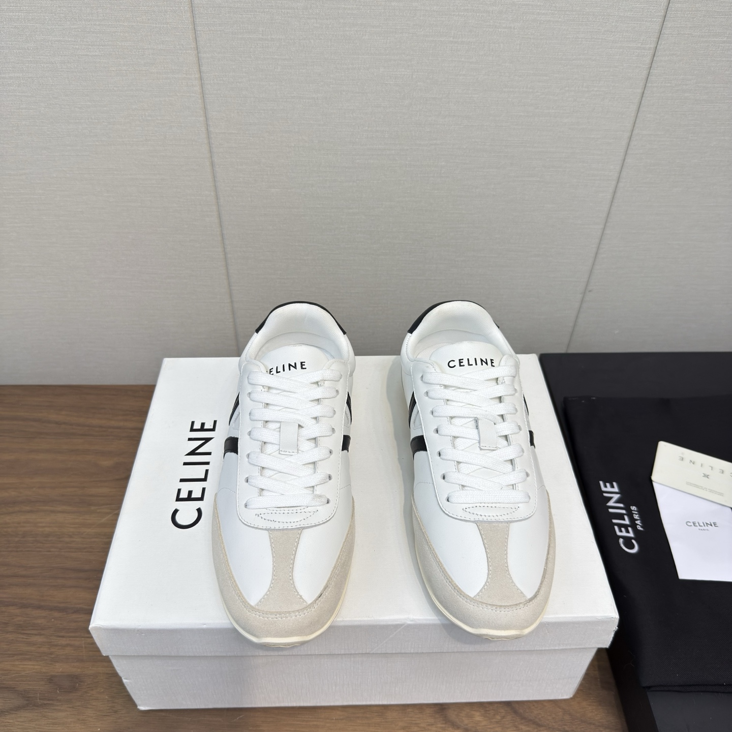 NO:404967,Celine 25ss New casual shoes German training sneakers Couple style series Top version Couple size / men 10 A pair of shoes full of street feel, the latest big C design is very good This shoe has its own unique design The leather upper is very easy to manage, unique and unique, the LOGO on the side and heel makes it simple and uneven, a perfect pair of white shoes~~ The upper imported suede, the inner breathable mesh inner lining, the original TPU foamed sole Size women's model 35-41, men 39-45 women 40.41.45 non-return, casual shoes/sports shoes, celine, sneakers, chamois leather19860909Celine 25ss 新款休闲鞋德训运动鞋 情侣款系列 顶级版本 情侣码 /男10 充满街头感的一双鞋子,最新大C设计非常赞 这款鞋有它自己独特的设计 皮革鞋面非常好打理,独出心裁,别具一格,侧面与后跟的LOGO让他简单又不失调性,完美的一双小白鞋~~ 鞋面进口麂皮 内里透气网纱内里 原版TPU发泡大底 Size女款35-41,男39-45女40.41.45不退换,休闲鞋/运动鞋,celine,sneakers,chamois leather,Women's Shoes