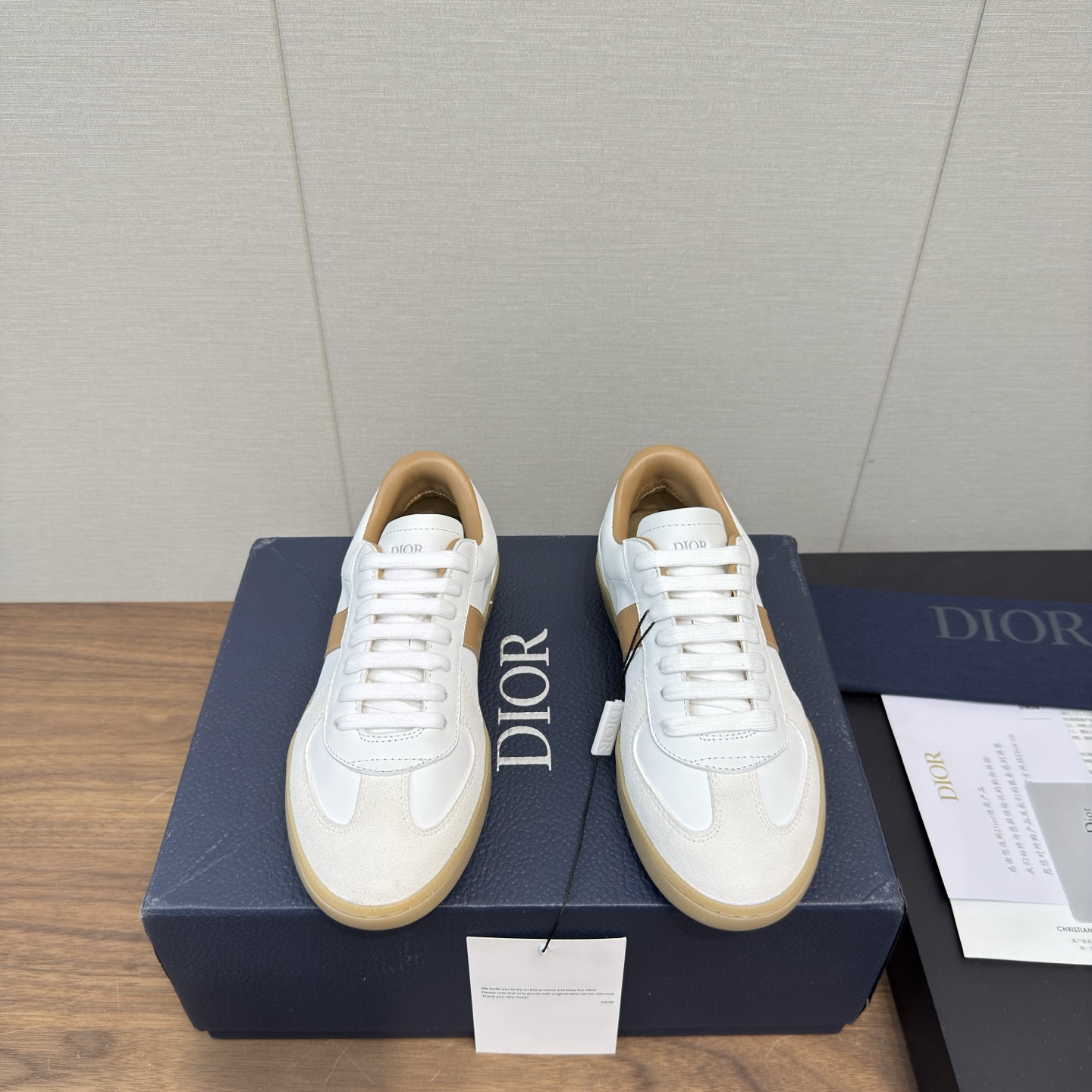 NO:404970,Dior Couple Model C ‘est 25ss New casual shoes Sports shoes White shoes Top version Couple model size Shows a striking and fashionable style. Carefully crafted, the upper design style is super fashionable, and the details also add a touch of elegance: temperament. Light two-color Soles are extremely comfortable and show the charm of sports style. They can add fashionable temperament to all kinds of casual styles. The tongue and sole are decorated with the Christian Paris logo, Niu Jing with cowhide design style Size Women 35-40 (40 custom-made non-return and exchange) Men 39-45 (45 custom-made non-return and exchange), casual shoes/sports, dior, dior, sneakers, cowhide19860909迪奥Dior 情侣款C ‘ est 25ss 新款休闲鞋 运动鞋板鞋 小白鞋 顶级版 情侣款码数 彰显醒目而时尚的风范.精心制作,鞋面设计风格搭配超级时尚,细节也增添一丝优雅:气质. 轻盈的双色 鞋底舒适非凡,彰显运动风格的魅力.可为各式休闲造型增添时尚气质. 鞋舌和鞋底饰以 Christian Paris 标志,牛京搭配牛皮设计风格 Size女35-40（40定做不退换） 男39-45（45定做不退换）,休闲鞋/运动鞋,dior,dior,sneakers,cowhide,Women's Shoes