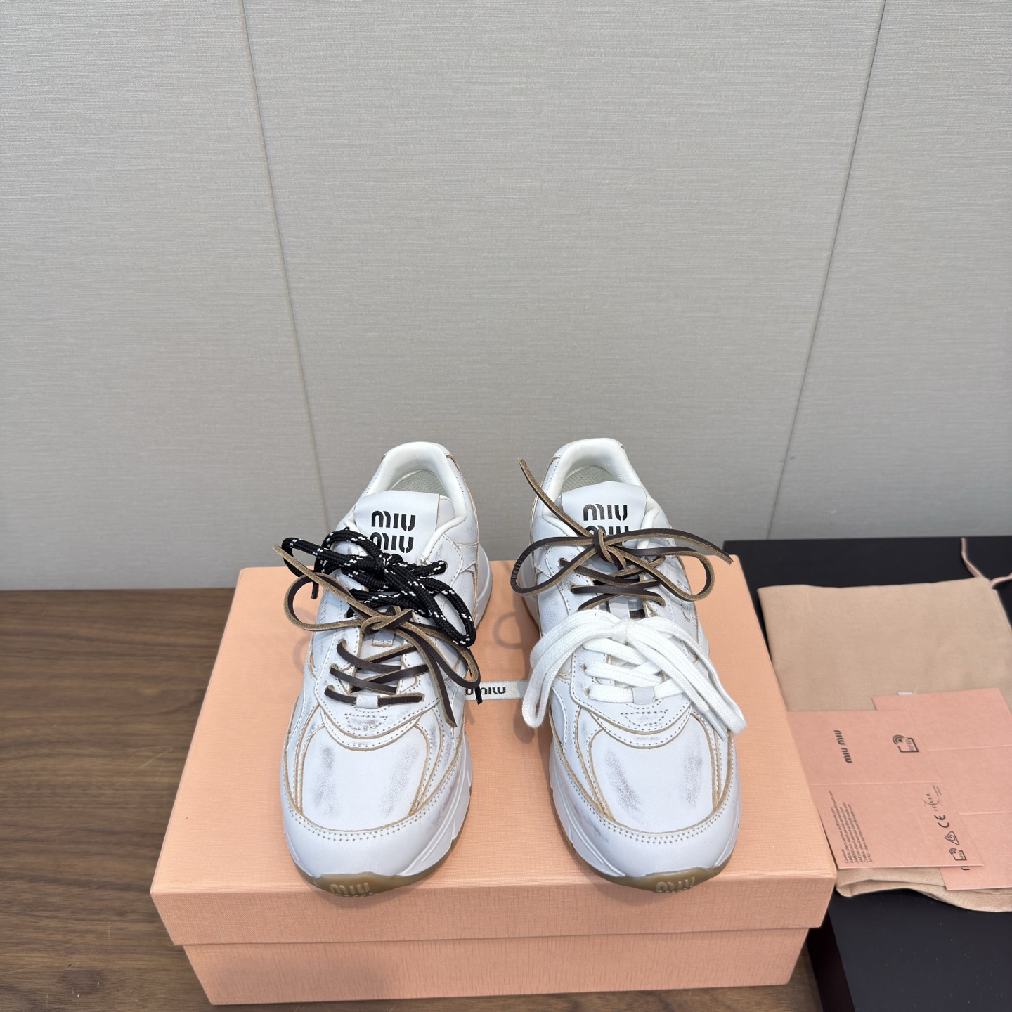 NO:404977,MiuMiu Miu 25 new retro, old, casual sneakers, original purchase and development, made products. This sneaker is made of technological fabric and suede leather ingeniously, with a super light structure, integrating casual elements and sports style. Colorful bands and logo embossed soles highlight Miu Miu's sports fashion personality. The delivery counter is exquisitely packaged. Fabric: original custom imported cowhide and polished color + mesh. The inner original custom breathable mesh. The sole is original open mold-proof and anti-slip tpr combination sole. The sole is 4CM thick. Size: women's model 35-40, 40.41 custom made, casual shoes/sports shoes, miumiu, sneakers, cowhide19860909MiuMiu缪缪25新款复古 做旧 休闲运动鞋 原版购入开发 做货 这款运动鞋选用科技面料和绒面皮革匠心打造,超轻盈结构,将休闲元素和运动风尚融为一体.彩色饰带和徽标压花鞋底凸显Miu Miu的运动时尚个性 配送专柜精美包装 面料:原版定制进口牛皮做旧擦色+网面 内里原版定制透气网里 鞋底原版开模防滑tpr组合材质大底 底厚4CM Size:女款35-40 ,40.41订做,休闲鞋/运动鞋,miumiu,sneakers,cowhide,Women's Shoes