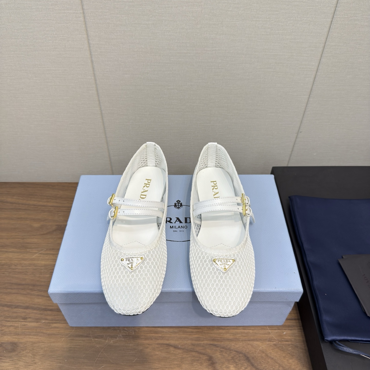 NO:404963,Prada Prada 2025 latest spring and summer new Mary Jane ballet shoes Muller flat shoes Retro fashionable mesh upper makes the whole pair of shoes light and comfortable. Bright colors satisfy a variety of choices for fashionable people in different styles!  The iconic metal triangle logo clip slippers are paired with ancient beach sandals, and every design element is on the trendy point!  Imported fabric mesh, imported sheepskin inner lining, thick sole, size 35-39 (40 custom made, no return or replacement), ballet shoes, prada, prada, sandals, mary jane, slippers, sheepskin19860909prada普拉达2025 最新春夏新款玛丽珍芭蕾鞋 穆勒平底单鞋 复古时髦网面鞋面,让整双鞋轻便舒适 鲜艳色彩 满足不同风格时髦人士的多种选择！标志性金属三角标夹脚拖鞋搭配古沙滩凉鞋造型,每一个设计元素都踩在时髦点上！ 面料进口网面 内里进口羊皮内里 底厚原版鞋底 码数35-39（40定制不退不换）,芭蕾舞鞋,prada,prada,sandals,mary jane,slippers,sheepskin,Women's Shoes