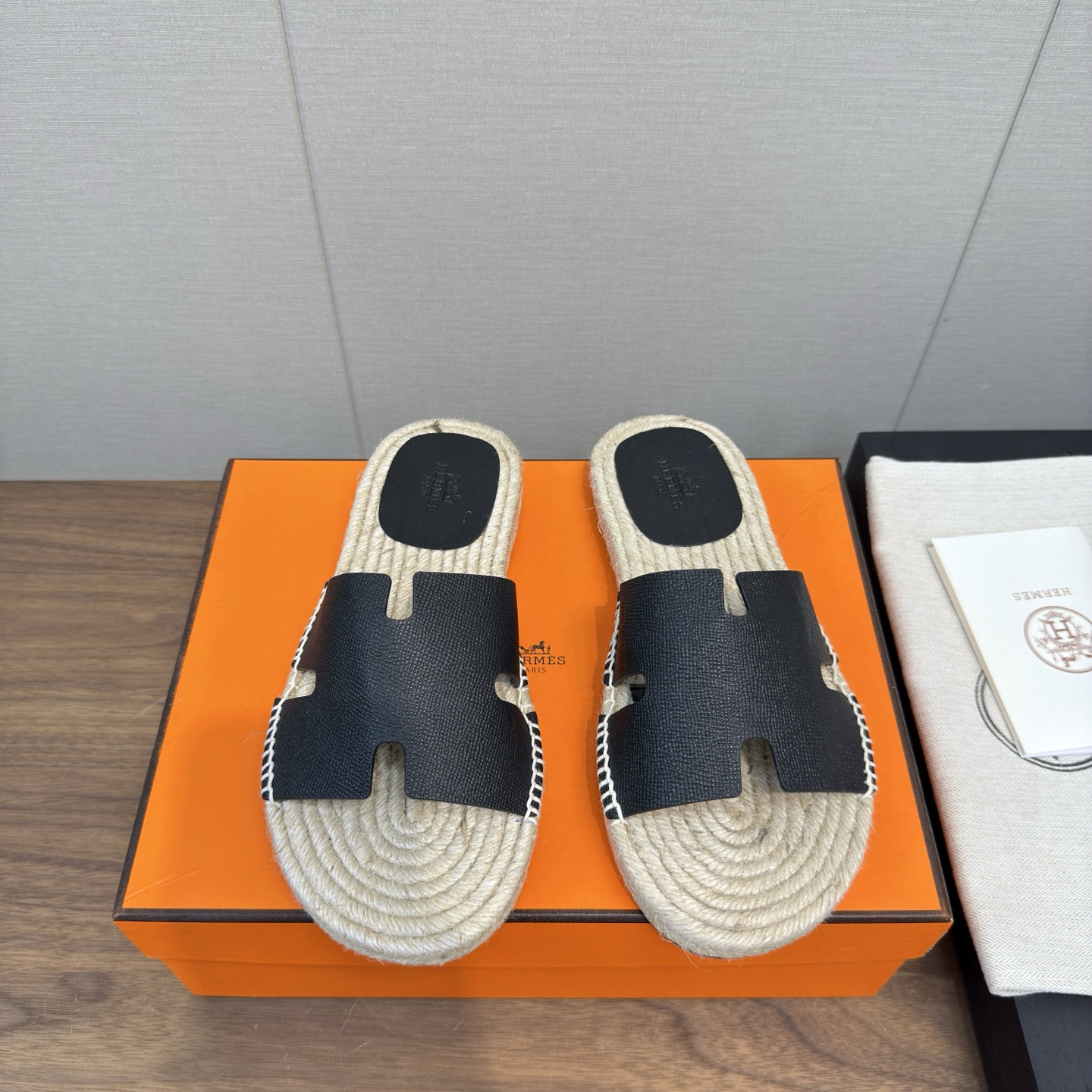 NO:404958,Hermes HH-shaped hemp rope braided leather slippers Fisherman's drag Top version men's drag classic H-shaped design, fashionable and atmospheric, highlighting the brand's charm. The hemp rope braided elements add a natural and casual beauty. The real leather soles are luxurious and connotated, and every step is like walking in the clouds. It is not only a pair of slippers, but also a fashionable attitude. Whether it is matched with casual clothes or elegant skirts, it can be easily controlled, making you the focus of the crowd. Hermes' quality is trustworthy. Come and have it and start your fashion journey!  #Hermes #Slippers Fabric imported cowhide/high-end Yangjing Neli genuine leather fabric Sole Italian genuine leather sole Size men's model 39-47, 46.47 Custom made, slippers, hermes, slippers, espadrilles, skirts, cowhide, sheep19860909爱马仕 HH 型麻绳编织真皮底拖鞋 渔夫拖 顶级版本男款拖 经典的 H 型设计,时尚又大气,彰显品牌魅力. 麻绳编织元素,增添了一份自然与随性的美. 真皮鞋底,奢华有内涵,每一步都像走在云端. 它不仅是一双拖鞋,更是一种时尚态度.无论是搭配休闲装还是优雅裙装,都能轻松驾驭,让你成为人群中的焦点. 爱马仕的品质,值得信赖.快来拥有它,开启属于你的时尚之旅！ #爱马仕 #拖鞋  面料进口牛皮/高档羊京 内里真皮面料 鞋底意大利真皮底 码数男款 39-47,46.47订做,拖鞋,hermes,slippers,espadrilles,skirts,cowhide,sheep,Women's Shoes