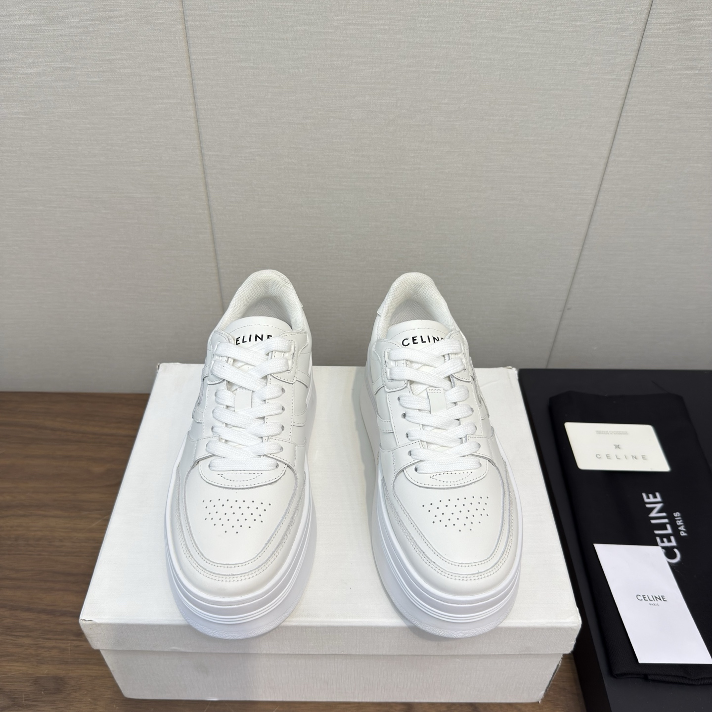 NO:404950,Top version Thin sole Thick sole CELINE 25/Latest lace-up Thick sole Casual shoes Clean and neat, increase height and make legs thin, whether worn alone or with wide-leg pants, high street and retro, let's make CELINE girls. Upper imported cow back velvet/imported cowhide. Inner original breathable net. Outsole original 11 Size#35-40 (40 custom made without return or exchange), casual shoes/sports shoes, celine, celine, sneakers, cowhide19860909顶级版本 薄底 厚底 CELINE赛琳 25/最新 系带 厚底 休闲鞋 干净利落,增高显腿细,无论是单穿还是搭配阔腿裤,高街又复古一起来做CELINE女孩 鞋面进口牛反绒/进口牛皮  内里原版透气网里 大底原版11 Size#35-40（40定做不退换）,休闲鞋/运动鞋,celine,celine,sneakers,cowhide,Women's Shoes