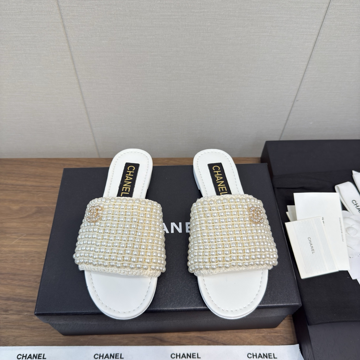 NO:404993,CHANEL 25p Xiaoxiang Summer Slippers Sandals Daily wear, must-have slippers when going out Sandals series Xiang Grandma's new fashion latest version Electric embroidered diamond matte small thick heels exuding lasting charm~Original development supports the market any comparison of the so-called smooth and natural lines to restore the original appearance. Many celebrities recommend it. One of the must-have items in the spring. It is super comfortable to wear, the real fragrance series... 1 fabric: original special pearl mesh 2 inner, imported idle lambskin super soft and delicate 3 soles imported from Italy original leather soles 4 sizes 35-39 (40.41 customization), slippers, chanel, sandals, slippers, sheepskin, Leather soles19860909CHANEL 25p小香夏日 拖鞋凉鞋  日常小穿搭,出门必备拖鞋 凉拖鞋系列 香奶奶家新款时尚最新版面 电绣菱格 小粗跟散发持久魅力的小鞋～原版开发支持市场任意对比所谓线条流畅自然 做到恢复原版模样 众多明星纷纷推荐 开春必火单品之一.上脚超级的舒适哦,真香系列…  1面料: 原版特殊珍珠网纱 2内里 进口意制小羊皮 超级柔软细腻 3大底 进口意大利原版真皮大底 4码数 35一39(40.41定制),拖鞋,chanel,sandals,slippers,sheepskin,Leather soles,Women's Shoes