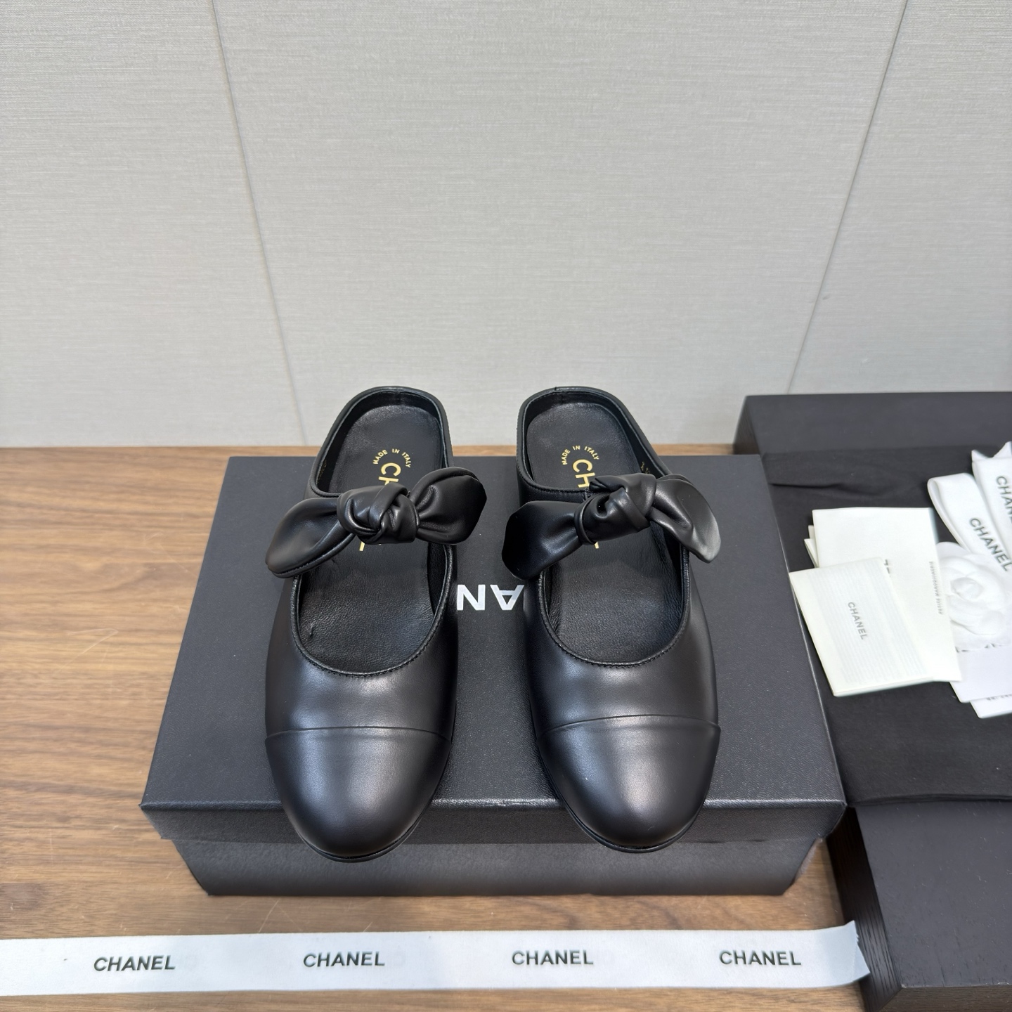 NO:403583,CHANE*｜Xiaoxiang 25c Mary Zhen’s new most beautiful series Soft ballet single shoes Light grandma shoes Xiangjia high-end style always makes people feel capitalized. It looks quite simple style but it’s inexplicably high-end. Many people asked me to work before. This single shoe that I wanted to go to work was recommended by a pair of hands. The small round toe toe determines its style. Commuting style for work is also very inclusive. Suitable for various foot shapes. Imported cowhide and sheepskin. The inner part is made of mixed imported lambskin. It is soft. The original soft sole of the heel height is 1.5cm (customized by 40 and 41), semi-torque, chanel, chanel, mary jane, cowhide, sheepskin19860909CHANE*｜小香25c 玛丽珍新品最美系列 软软的 芭蕾单鞋 轻盈奶奶鞋  香家高级感这块总让人大写的服气 看起来蛮简单的款式 但上脚就莫名很高阶 之前好多人找我要上班的单鞋这款举双手推荐 小圆头的鞋头决定了它的风格走向 上班通勤款 对脚型的包容度也很高 适合各种各样的脚型 鞋面进口牛皮,羊皮 内里采用混种进口小羊皮 伸进去软软的哦 大底原版软性大底 跟高1.5cm Size35-39（40、41定制）,半拖,chanel,chanel,mary jane,cowhide,sheepskin,Women's Shoes