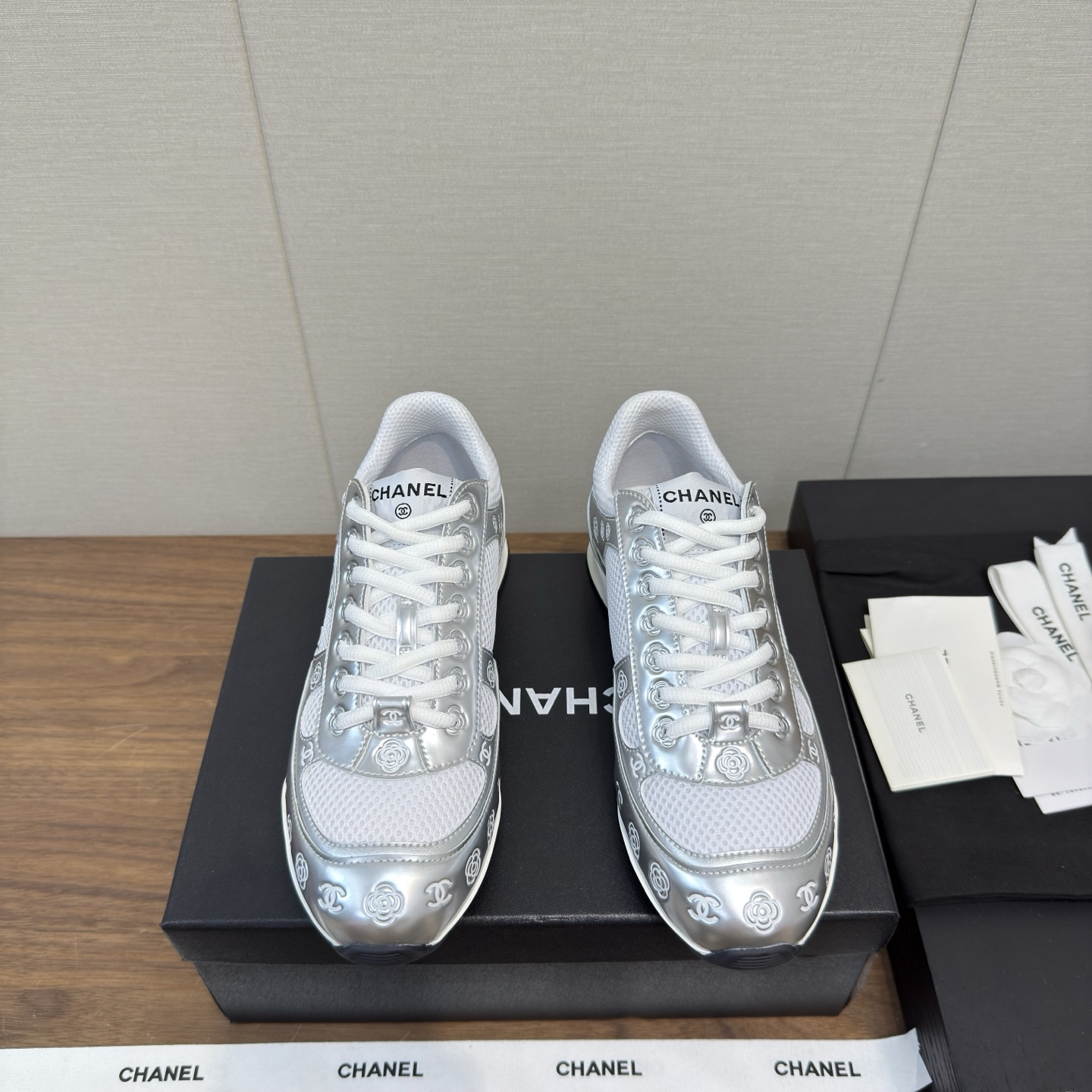 NO:403577,Chanel 25 new style, Gold and Silver Horn King 3.0 casual sneakers, high version, men's model, original purchase and development, making goods, Xiaoxiang's casual sneakers this season, browsing Xiaohongshu INS. Various social platforms, bursting wildly!  Classic design, various craftsmanship and electric embroidery styles on the upper, the sole is fashionable and sporty, and extraordinary has been built into a variety of color matching elements of panda shoes. Exquisite packaging for delivery counter Fabric: original craftsmanship metal cowhide + waterproof technology cloth, original imported breathable net, sole original open mold TPU combination sole, 5.5CM thick sole: women's 35-41, 40-41 customized, casual shoes/sports shoes, chanel, chanel, alexander wang, sneakers, cowhide19860909Chanel香奈儿25新款 金银角大王3.0休闲运动鞋 高版本 男款 原版购入开发 做货 小香这季休闲款运动鞋 刷爆小红书 INS.各种社交平台,疯狂爆发！经典设计 鞋面多种工艺电绣的风格 大底却时尚运动 不平凡的拥入了多种熊猫鞋配色元素 配送专柜精美包装 面料:原版工艺金属牛皮+防水科技布 内里原版进口透气网 鞋底原版开模TPU组合大底 底厚5.5CM Size: 女款35-41,40-41订做,休闲鞋/运动鞋,chanel,chanel,alexander wang,sneakers,cowhide,Women's Shoes