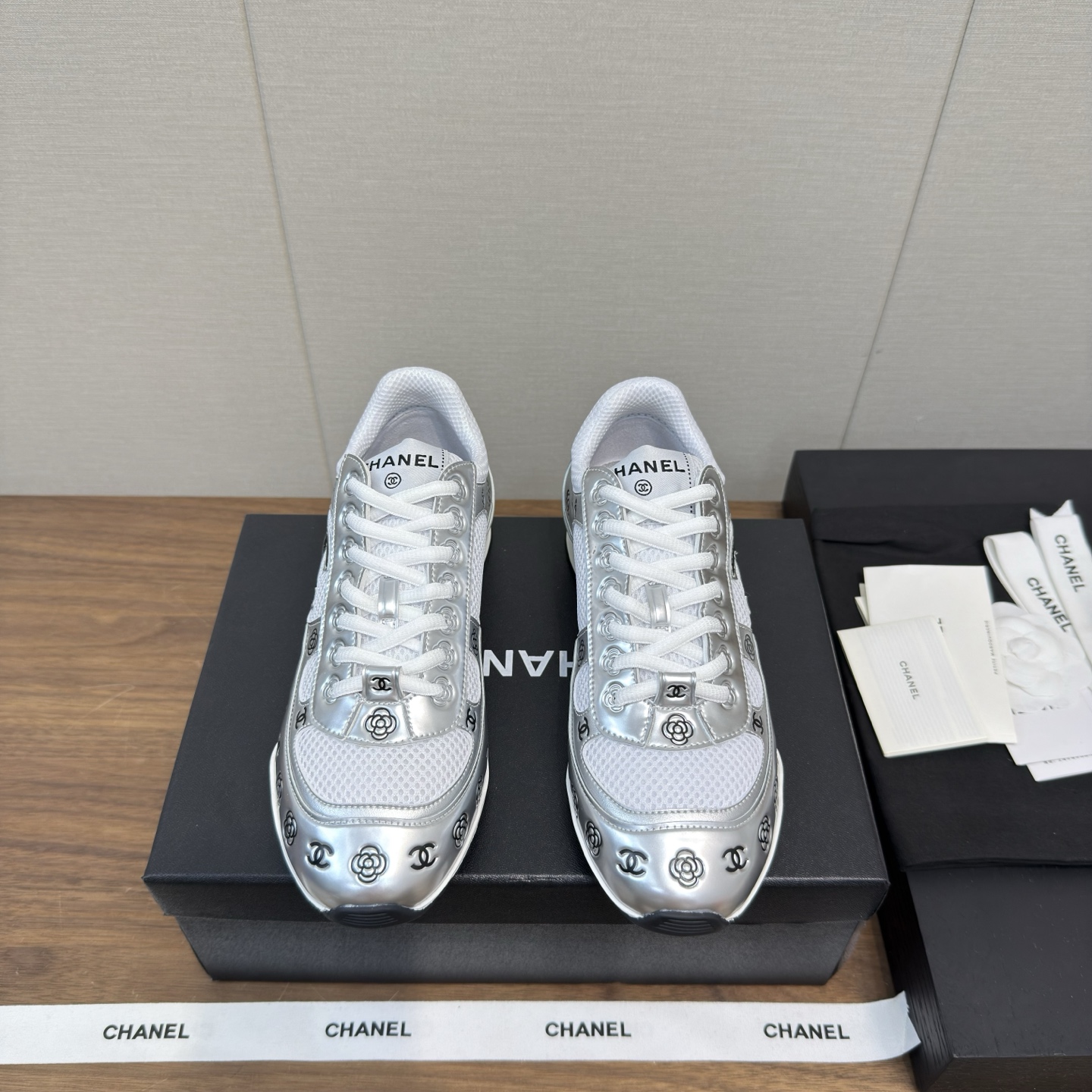 NO:404981,Chanel 25 new style, Gold and Silver Horn King 3.0 casual sneakers, high version, men's model, original purchase and development, making goods, Xiaoxiang's casual sneakers this season, browsing Xiaohongshu INS. Various social platforms, bursting wildly!  Classic design, various craftsmanship and electric embroidery styles on the upper, the sole is fashionable and sporty, and extraordinary has been built into a variety of color matching elements of panda shoes. Exquisite packaging for delivery counter Fabric: original craftsmanship metal cowhide + waterproof technology cloth, original imported breathable net, sole original open mold TPU combination sole, 5.5CM thick sole: women's 35-41, 40-41 customized, casual shoes/sports shoes, chanel, chanel, alexander wang, sneakers, cowhide19860909Chanel香奈儿25新款 金银角大王3.0休闲运动鞋 高版本 男款 原版购入开发 做货 小香这季休闲款运动鞋 刷爆小红书 INS.各种社交平台,疯狂爆发！经典设计 鞋面多种工艺电绣的风格 大底却时尚运动 不平凡的拥入了多种熊猫鞋配色元素 配送专柜精美包装 面料:原版工艺金属牛皮+防水科技布 内里原版进口透气网 鞋底原版开模TPU组合大底 底厚5.5CM Size: 女款35-41,40-41订做,休闲鞋/运动鞋,chanel,chanel,alexander wang,sneakers,cowhide,Women's Shoes